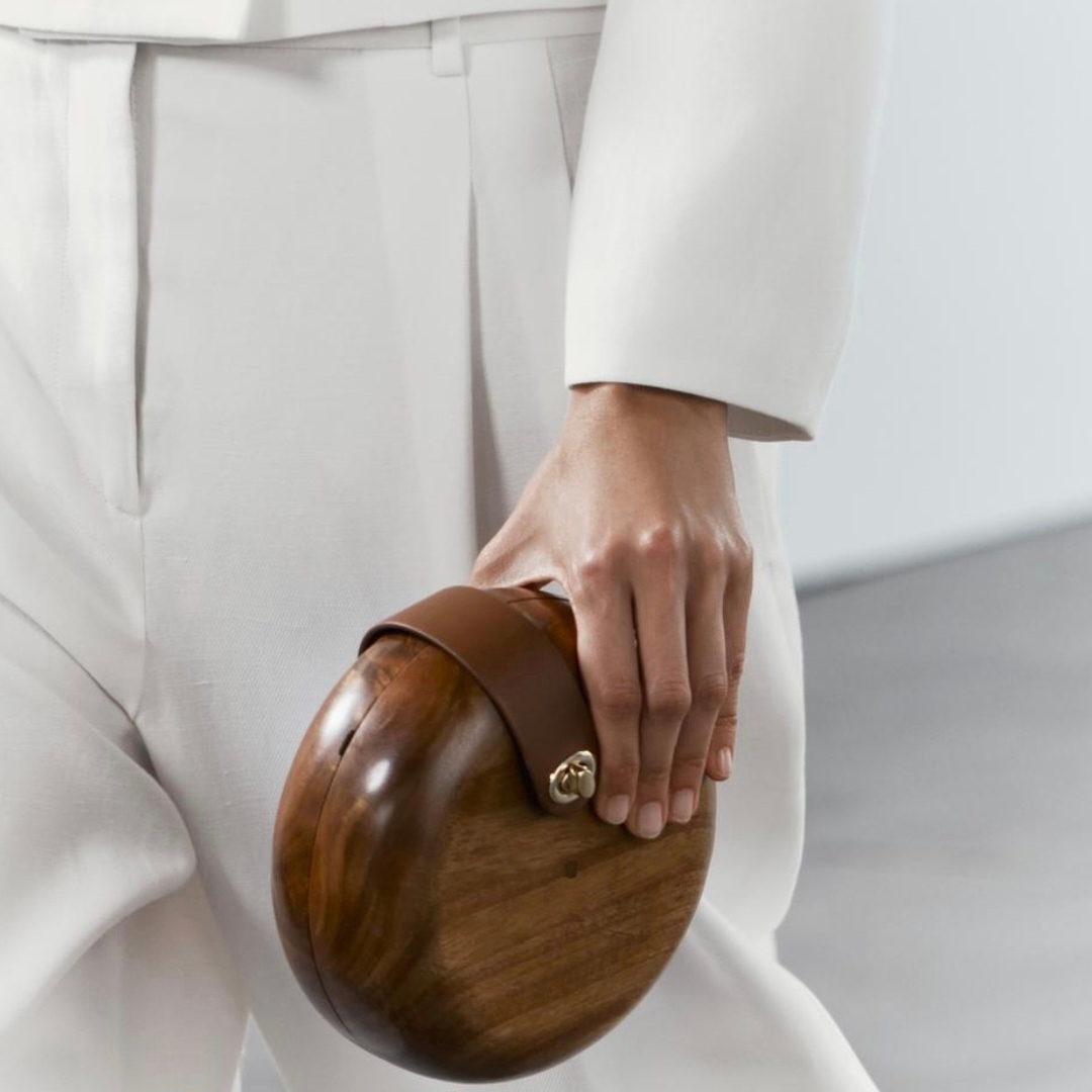 Zara Wood Box Bag Brown, Miu Miu MF5263 Initial Logo White Poplin Dress 착용 스타일