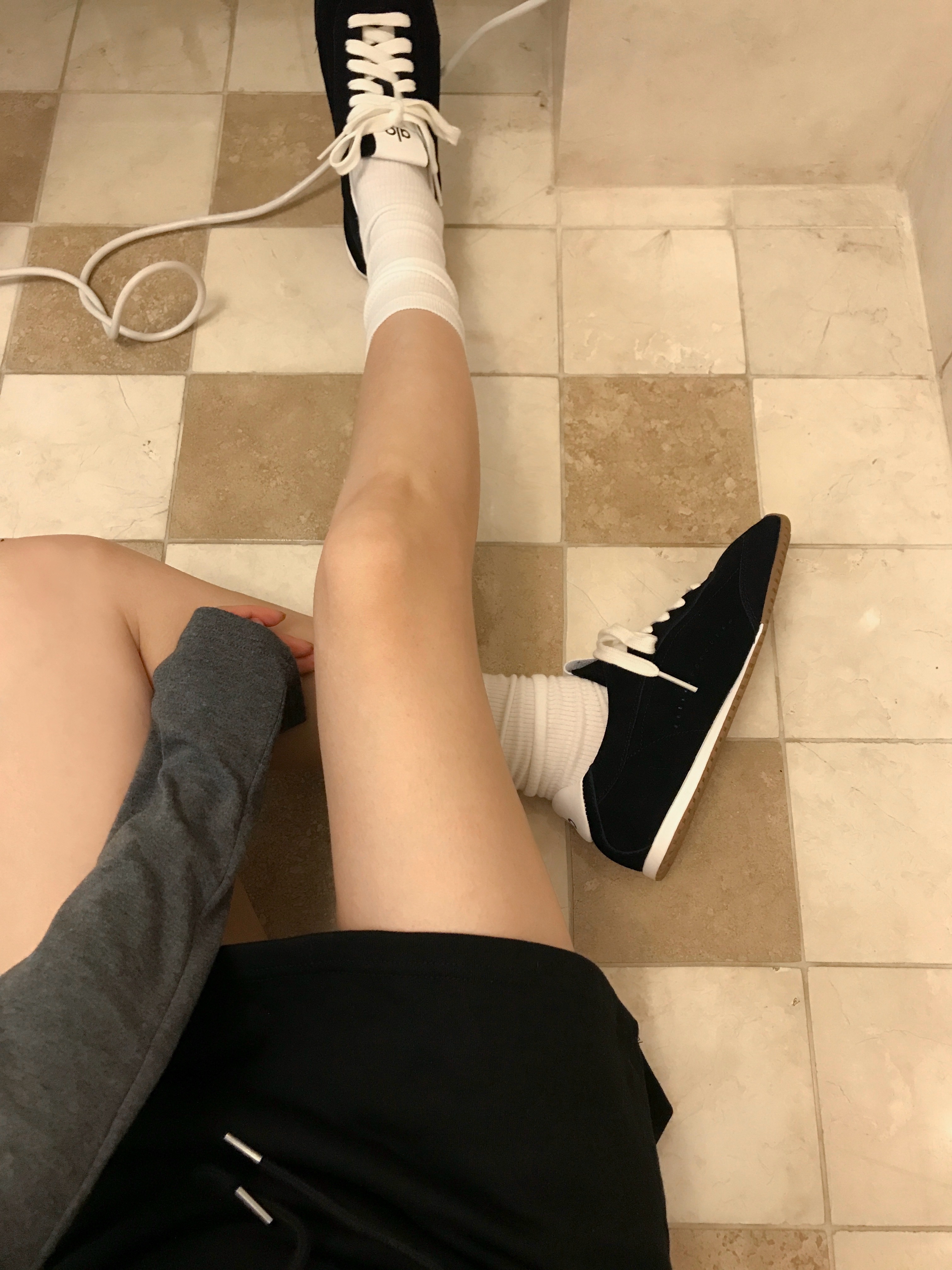 (W) Alo Yoga Sunset Sneaker Black 착용 스타일 - 5