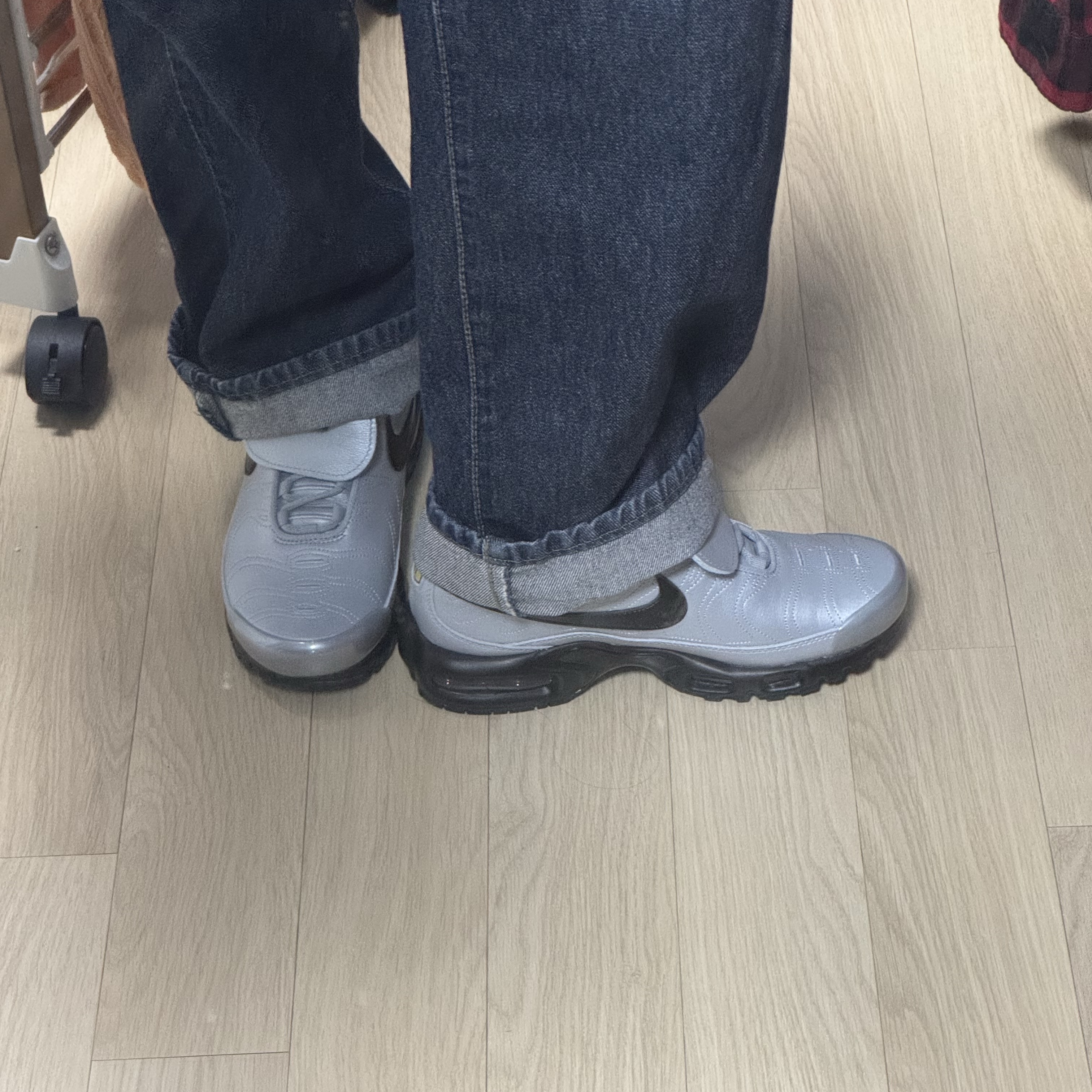 Nike Air Max Plus TNPO Wolf Grey and Black 착용 스타일 - 2