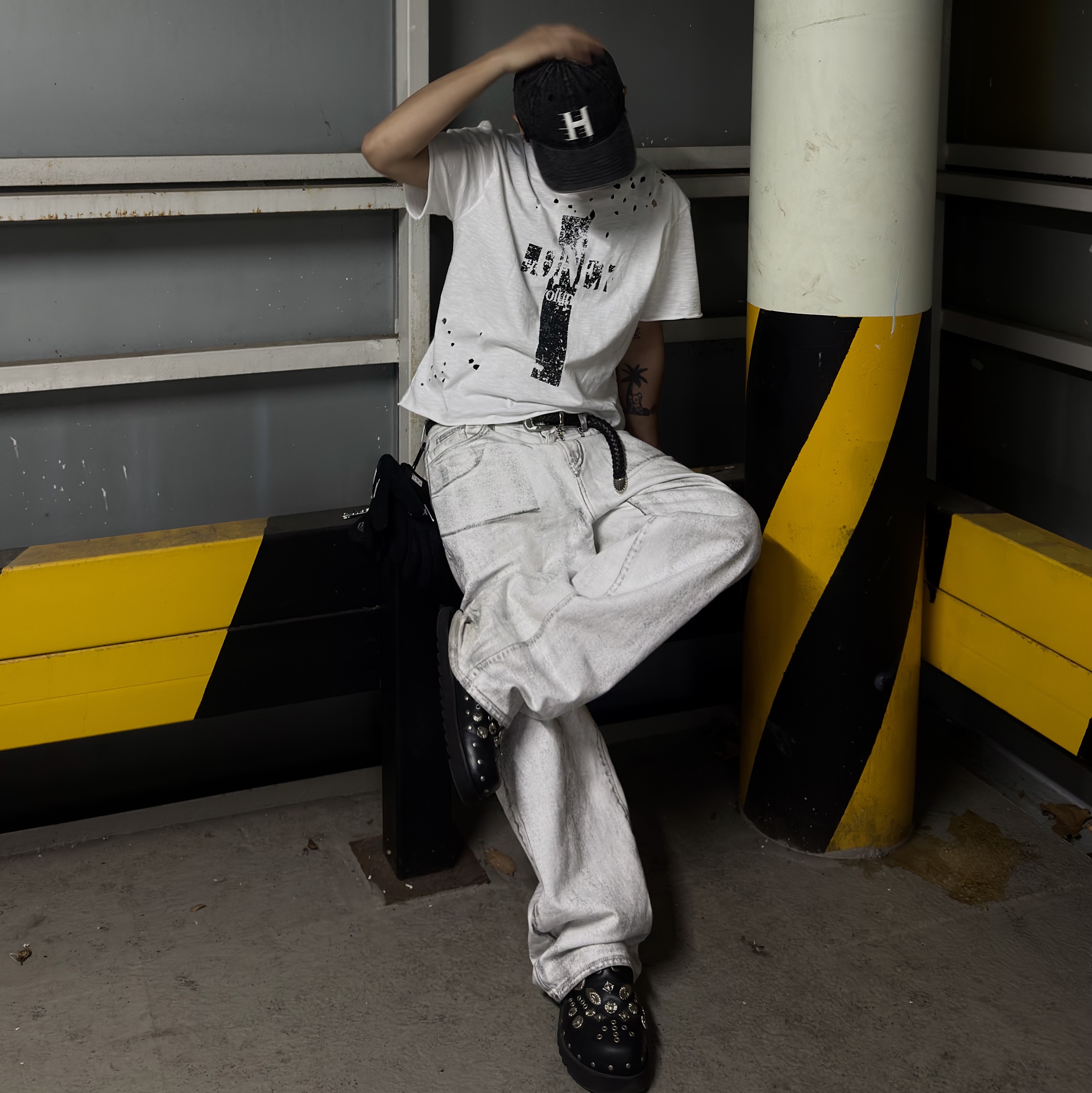 Toga Virilis AJ1066 Mules Leather Black 착용 스타일 - 1