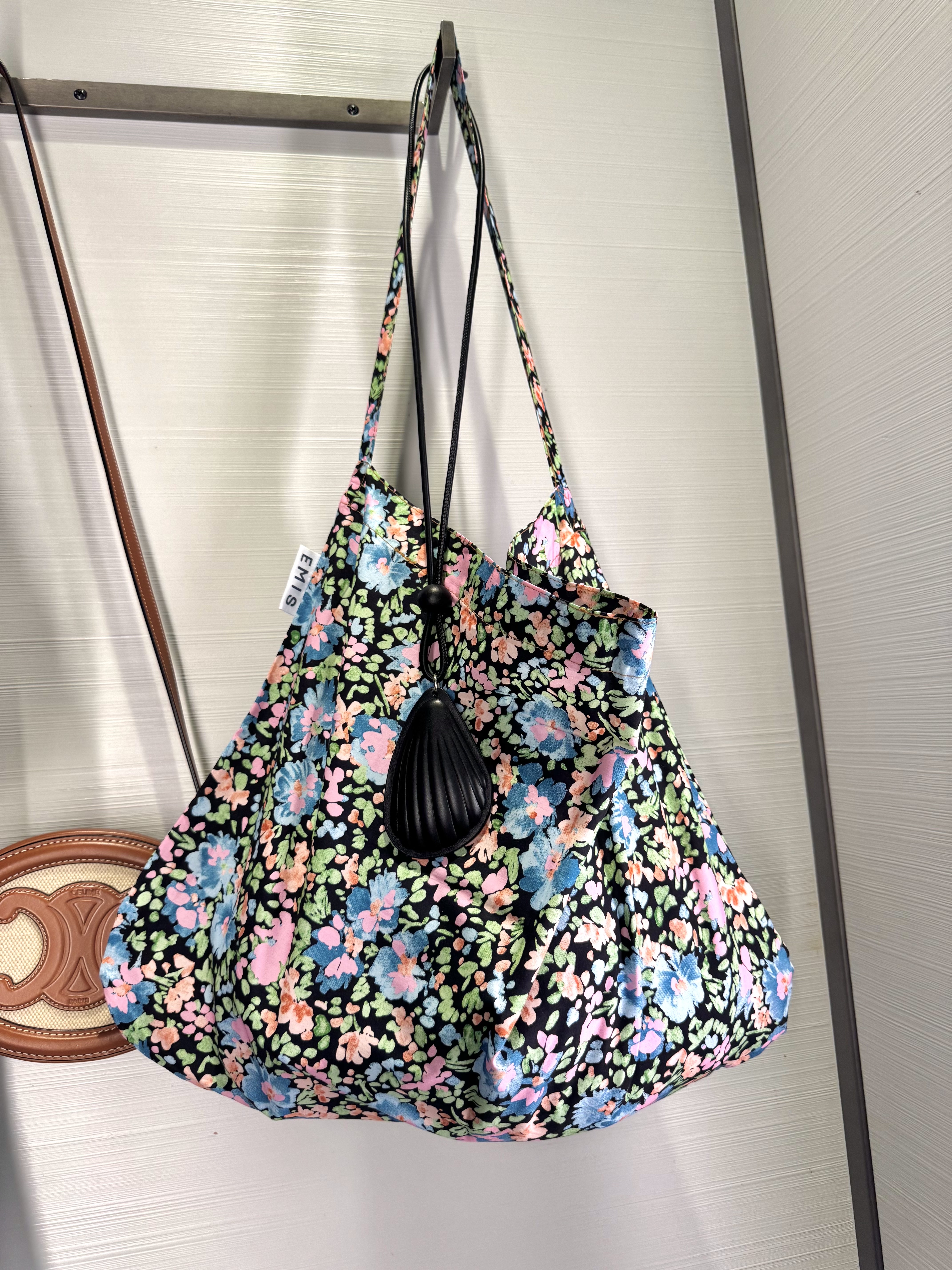 Emis Painting Flower Eco Bag Black, (W) Pandora Moments Open Bangle Sterling Silver 착용 스타일 - 3