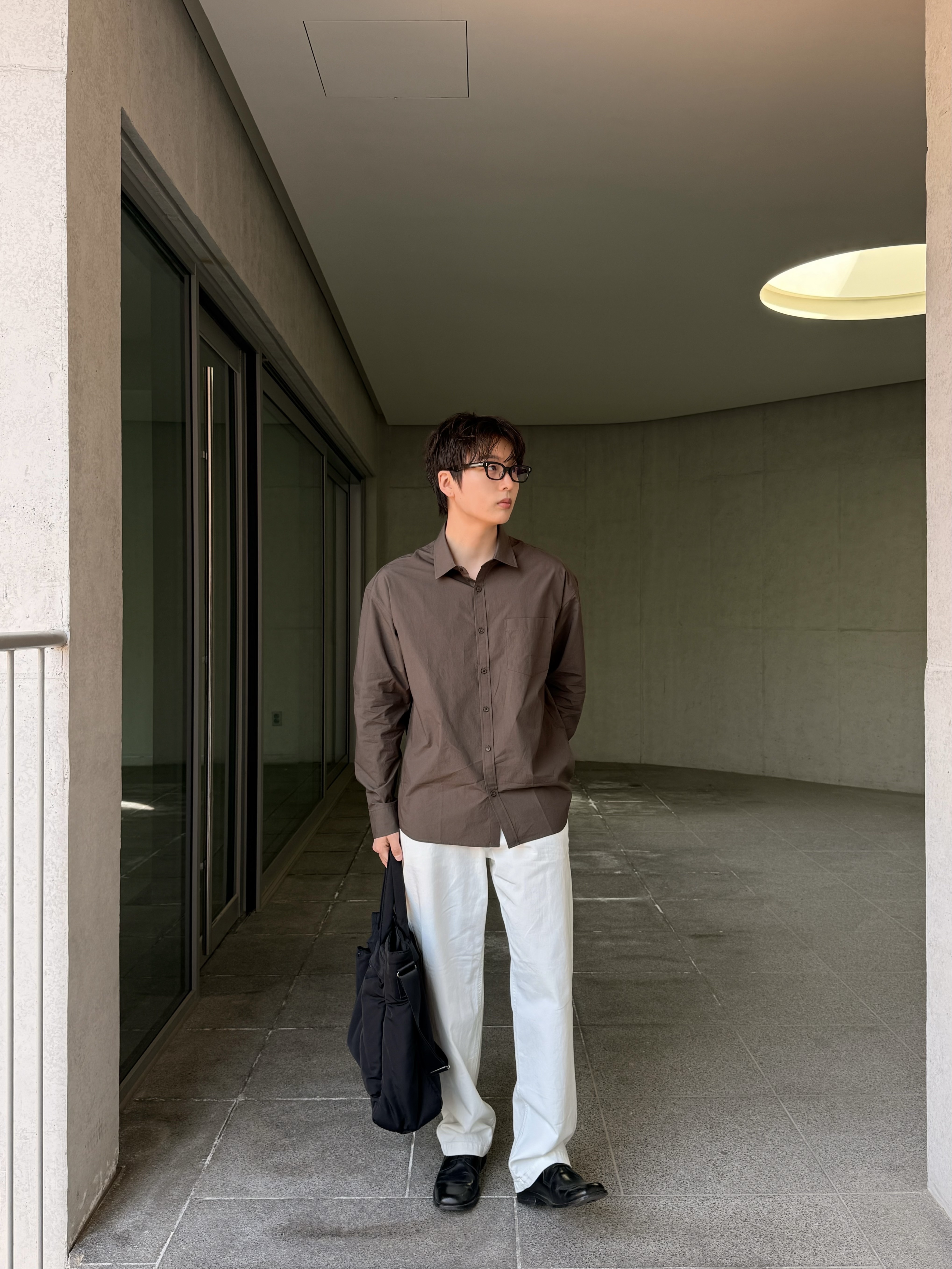Uniqlo 2-Way Utility Bag Black 착용 스타일 - 1