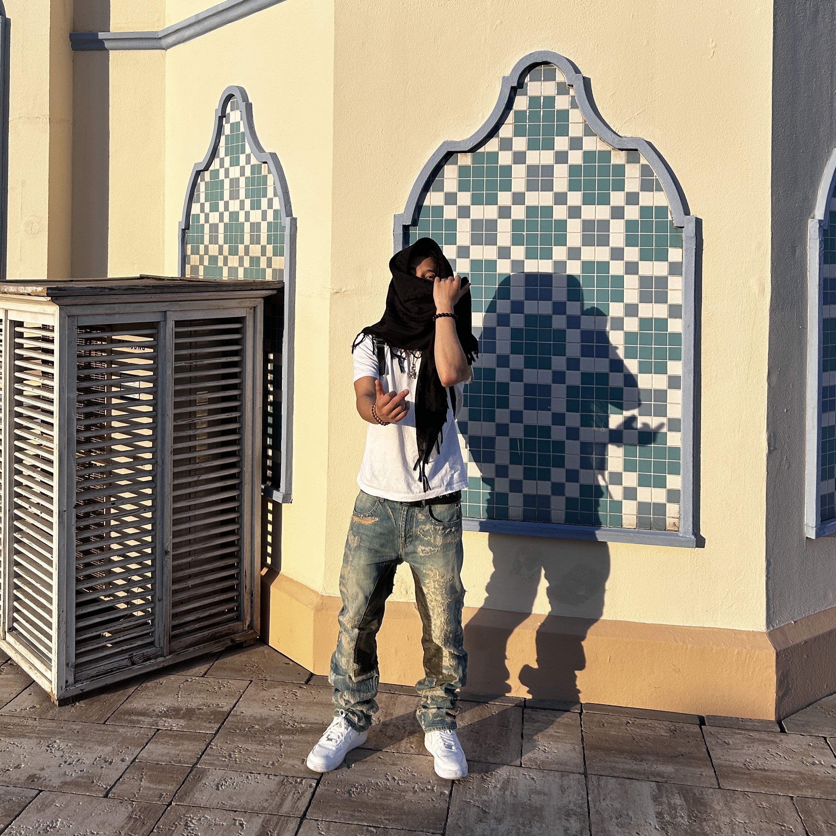 Givenchy Cargo Logo Jeans in Destroyed Denim and Moleskin Medium Blue, Nike Air Force 1 '07 Low White 착용 스타일