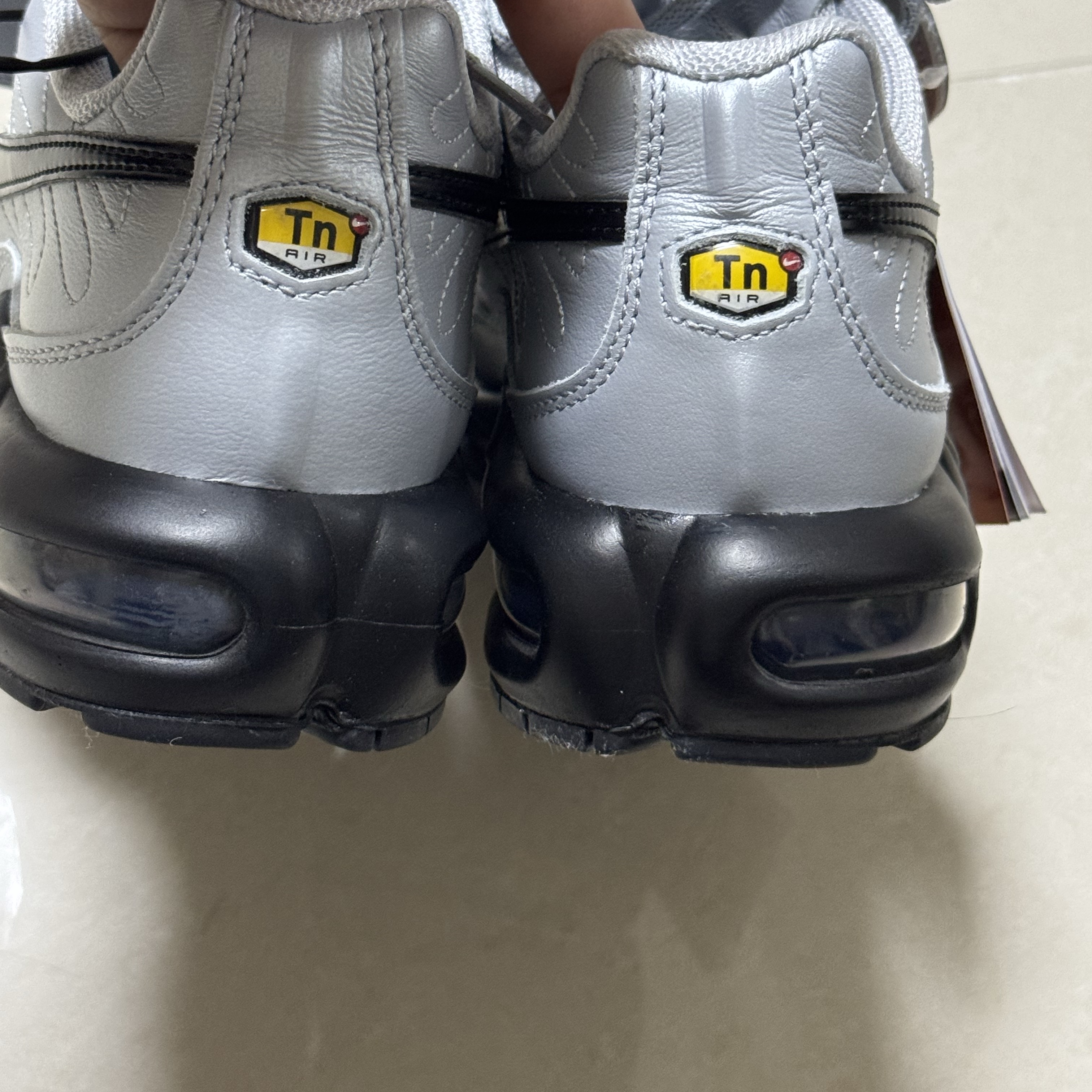 Nike Air Max Plus TNPO Wolf Grey and Black 착용 스타일 - 3