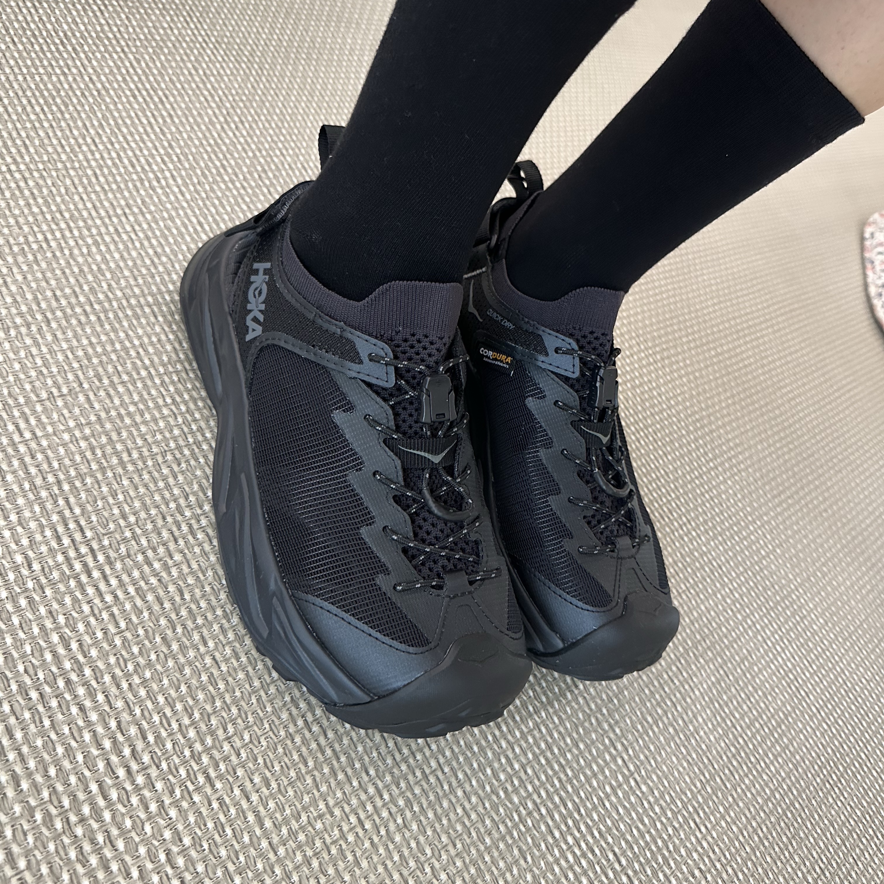 (W) Hoka Hopara 2 Black 착용 스타일 - 3