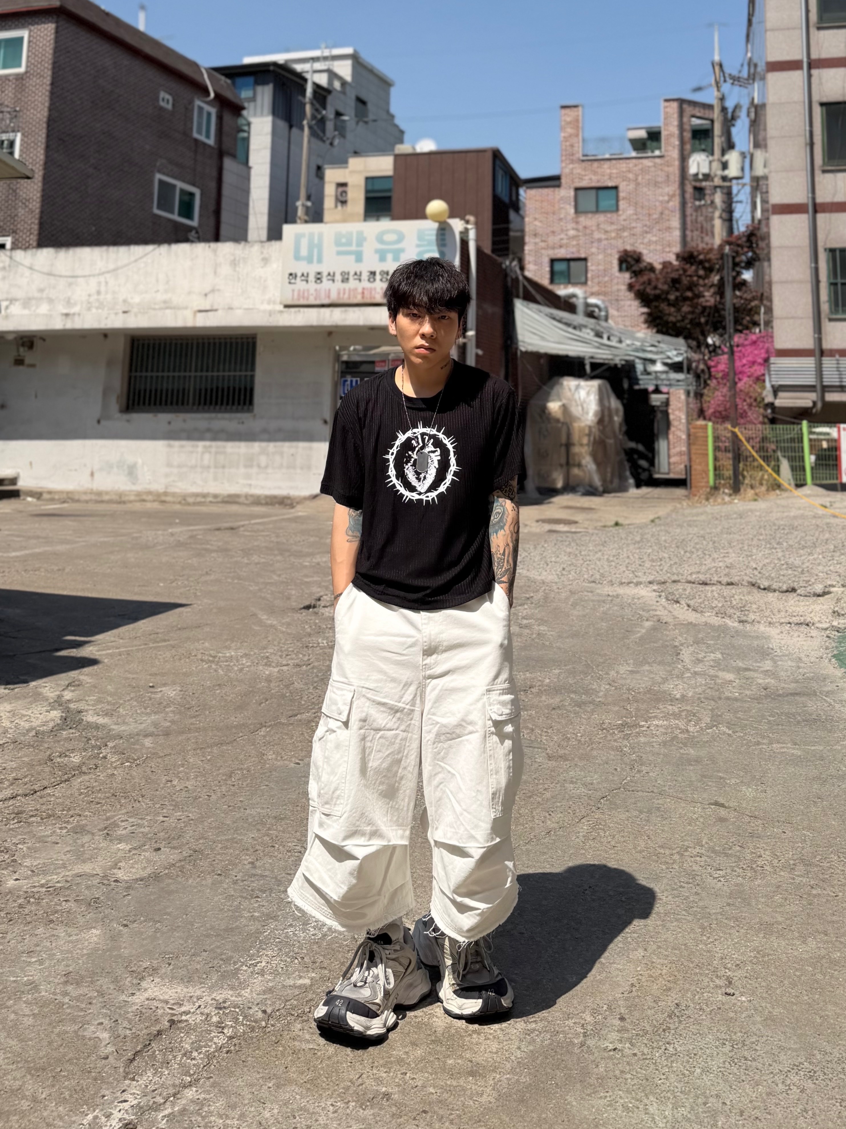 Balenciaga Cargo Sneakers White Grey 착용 스타일 - 4