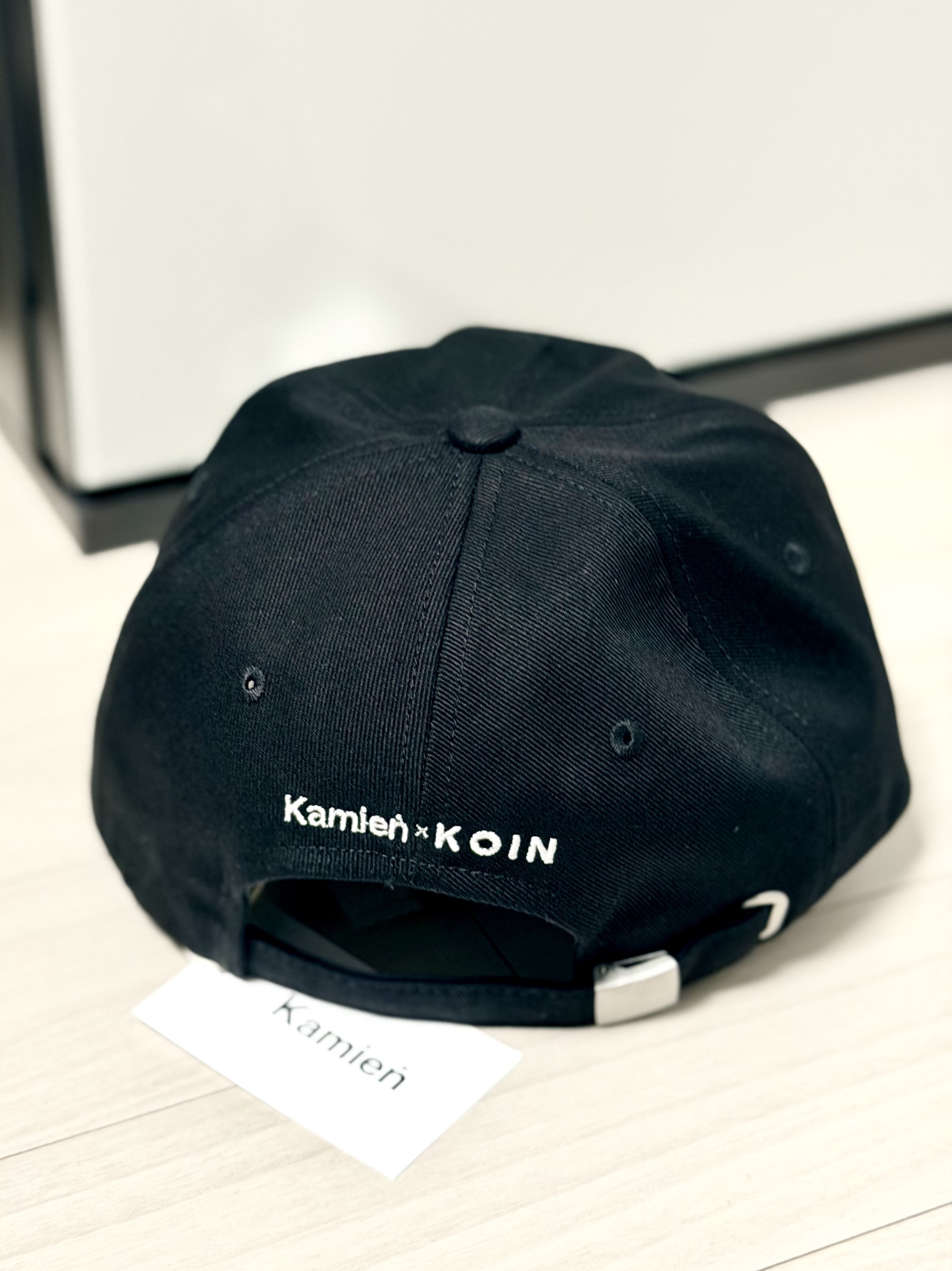 Kamien x KOIN SEOUL K Logo Ball Cap Black 착용 스타일 - 2
