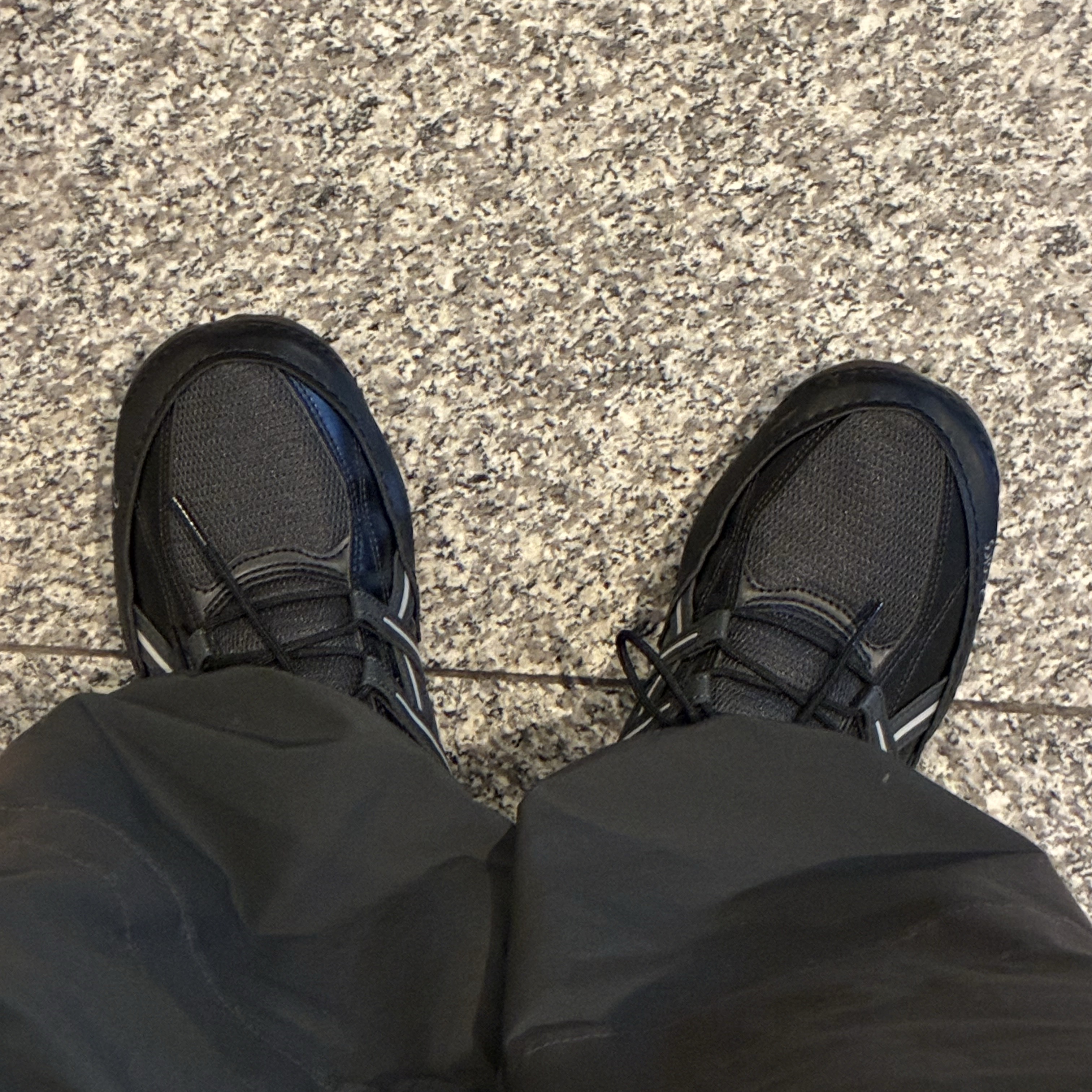 Asics Hypersync Graphite Grey Black 착용 스타일 - 1