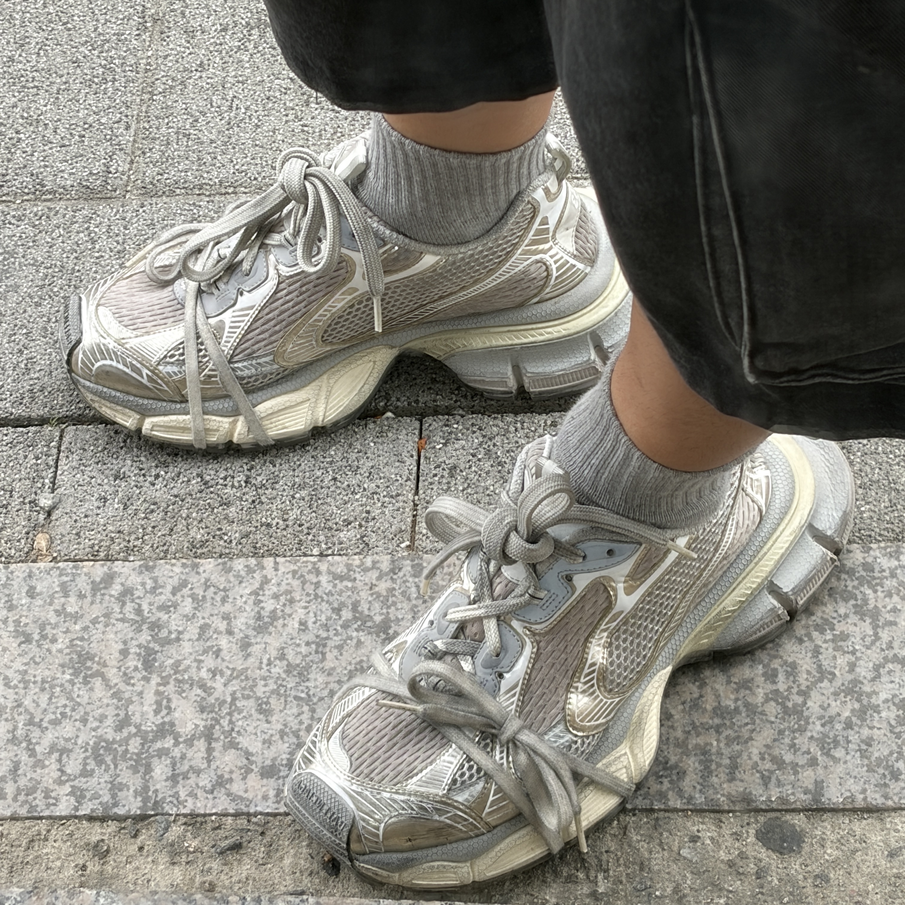 Balenciaga 3XL Sneakers Light Beige 착용 스타일