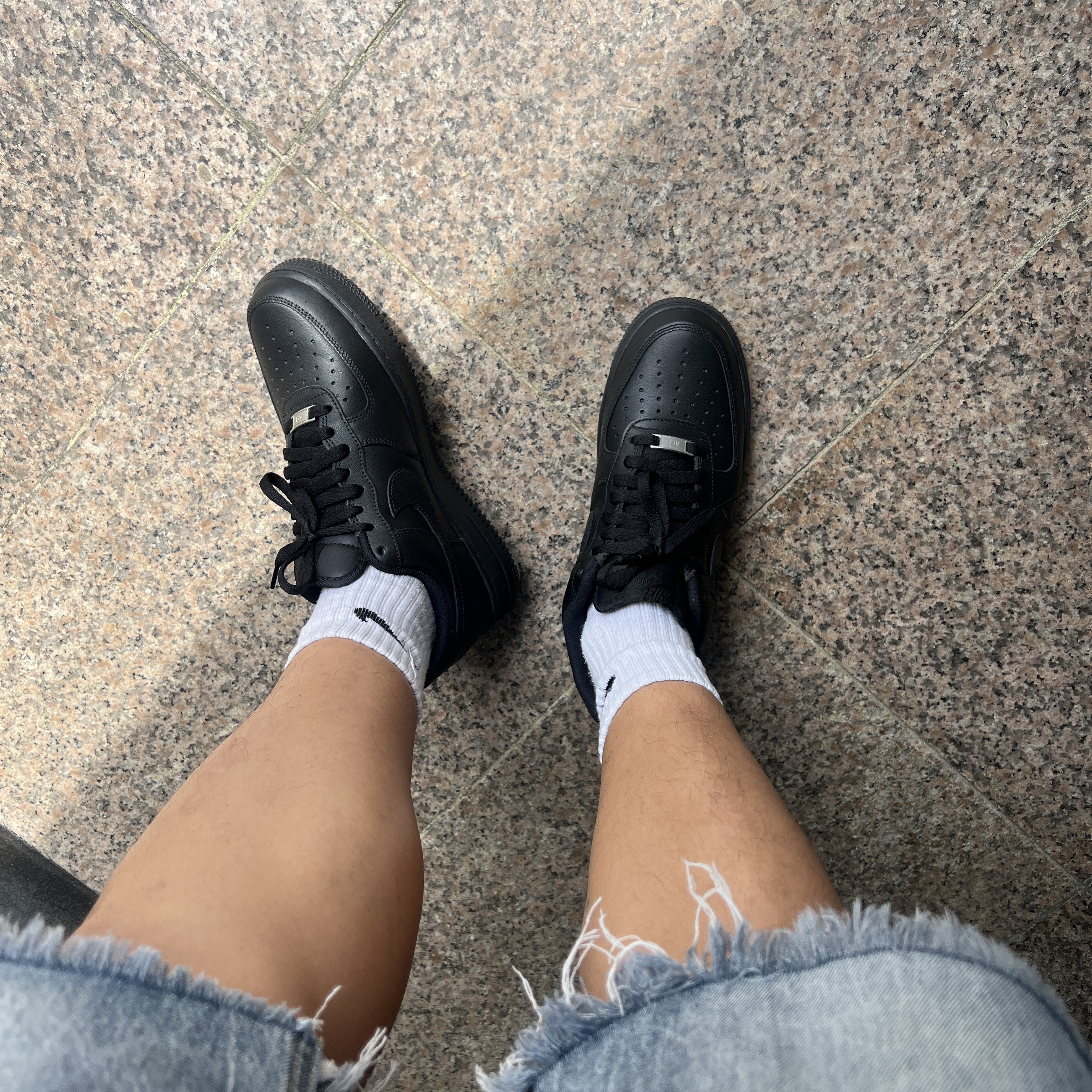 Nike Air Force 1 '07 Low Triple Black 착용 스타일 - 2