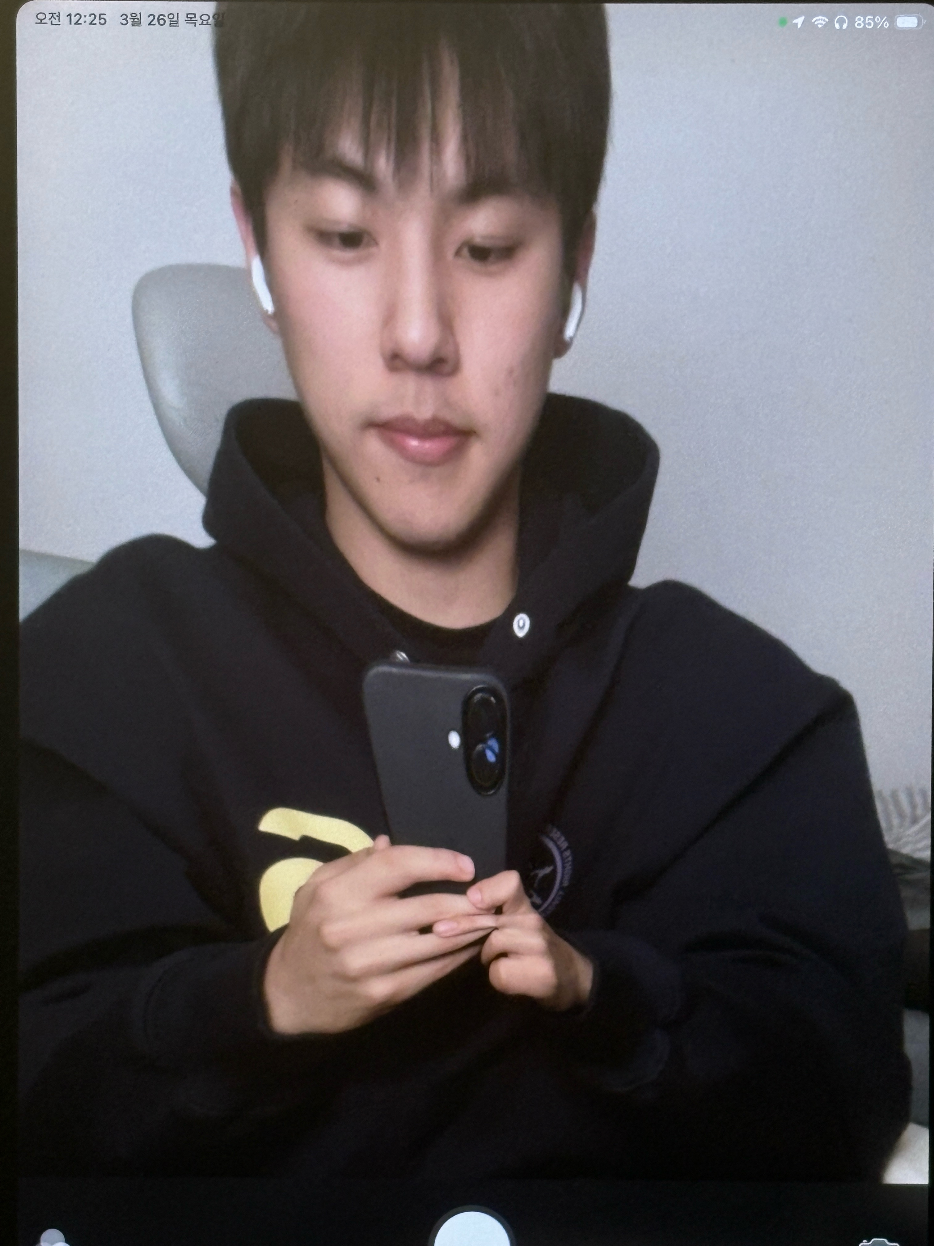 [S등급] Refurbished iPhone 16 128GB Black, Apple iPhone 16 Silicone Case with MagSafe Black 착용 스타일