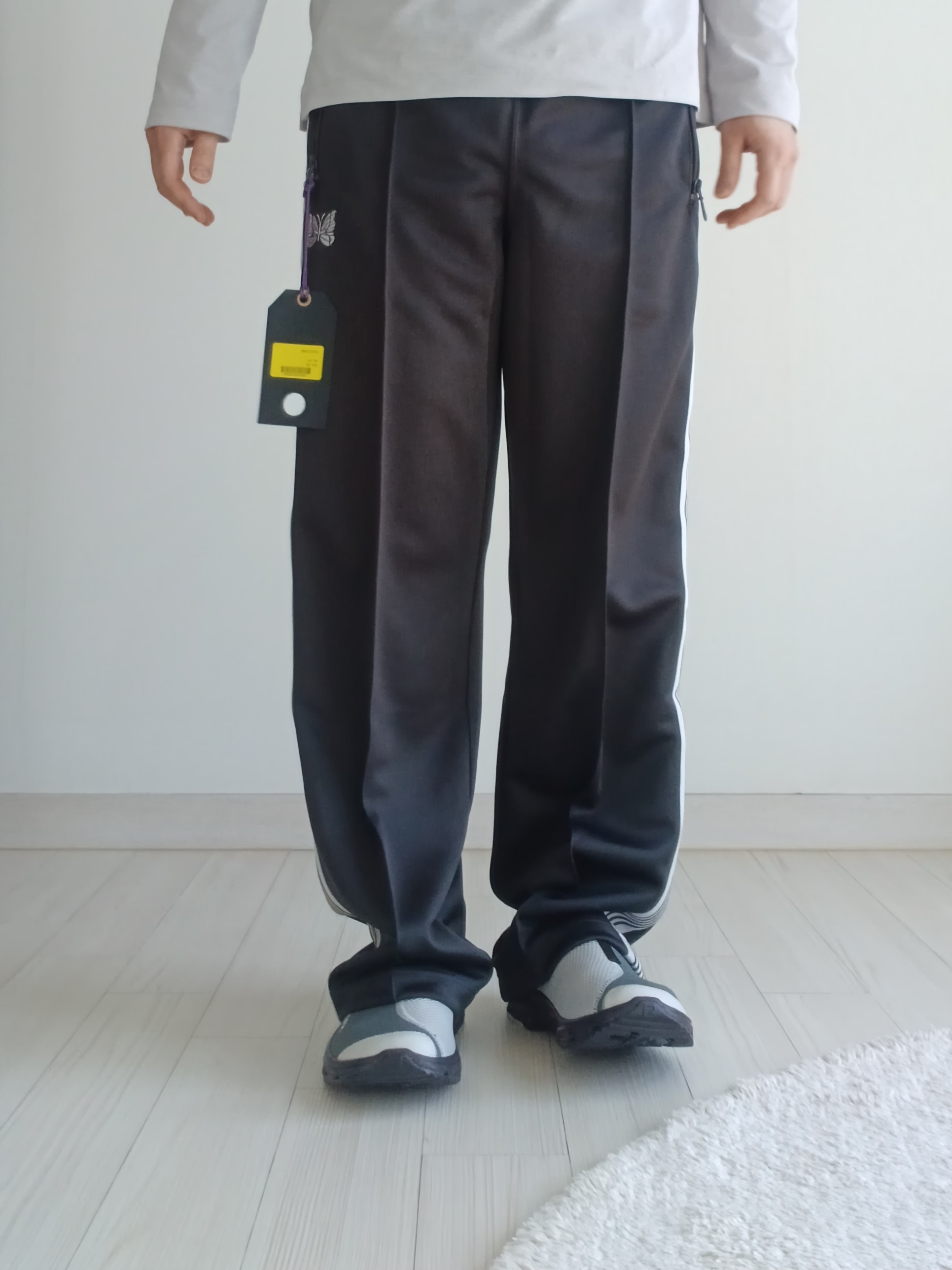 Needles Track Pant Poly Smooth Charcoal, Salomon RX Slide 3.0 Urban Chic Lunar Rock 착용 스타일 - 7