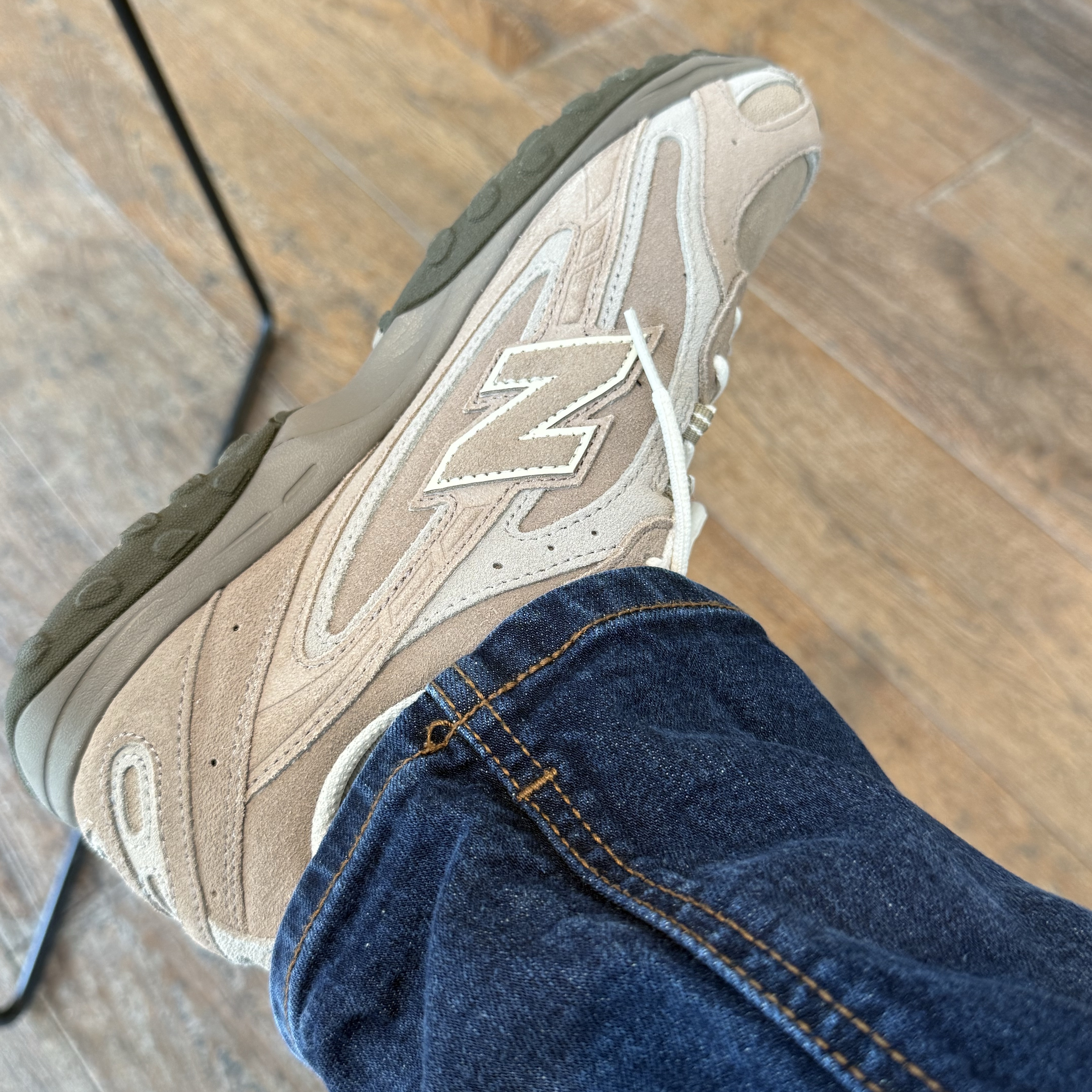 New Balance 204L Suede Mushroom Arid Stone 착용 스타일 - 1