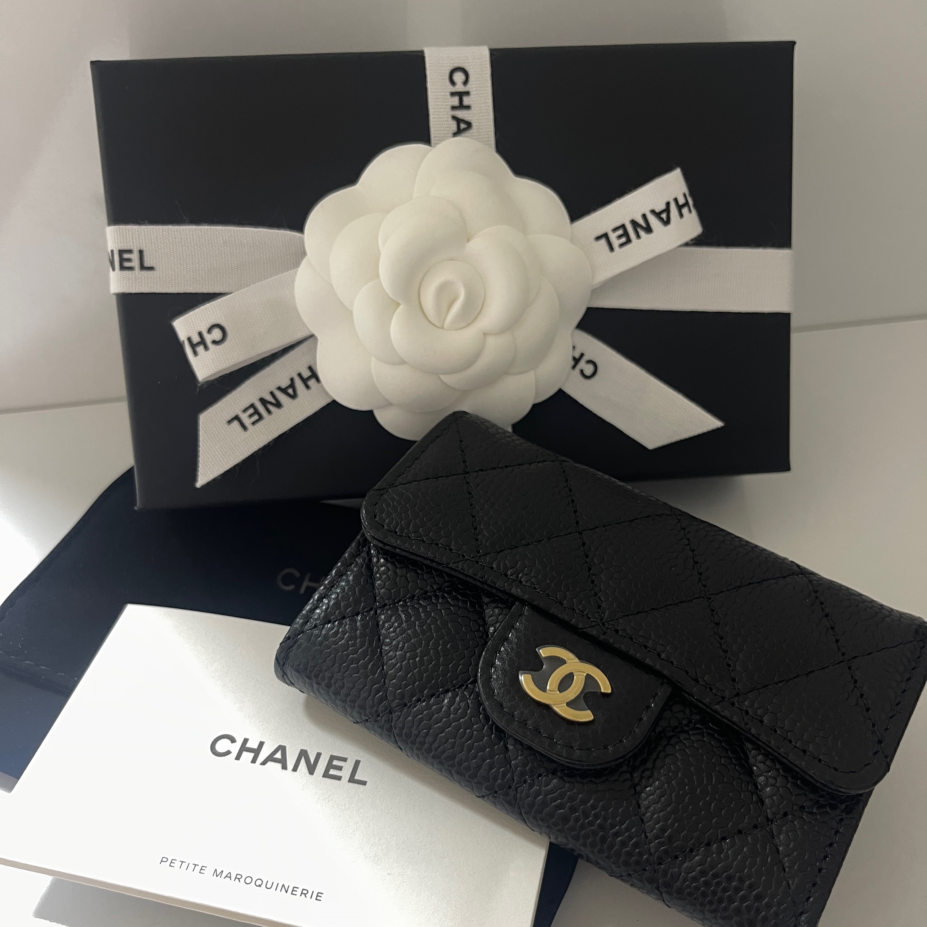 Chanel Classic Card Holder Grained Calfskin & Gold Black 착용 스타일