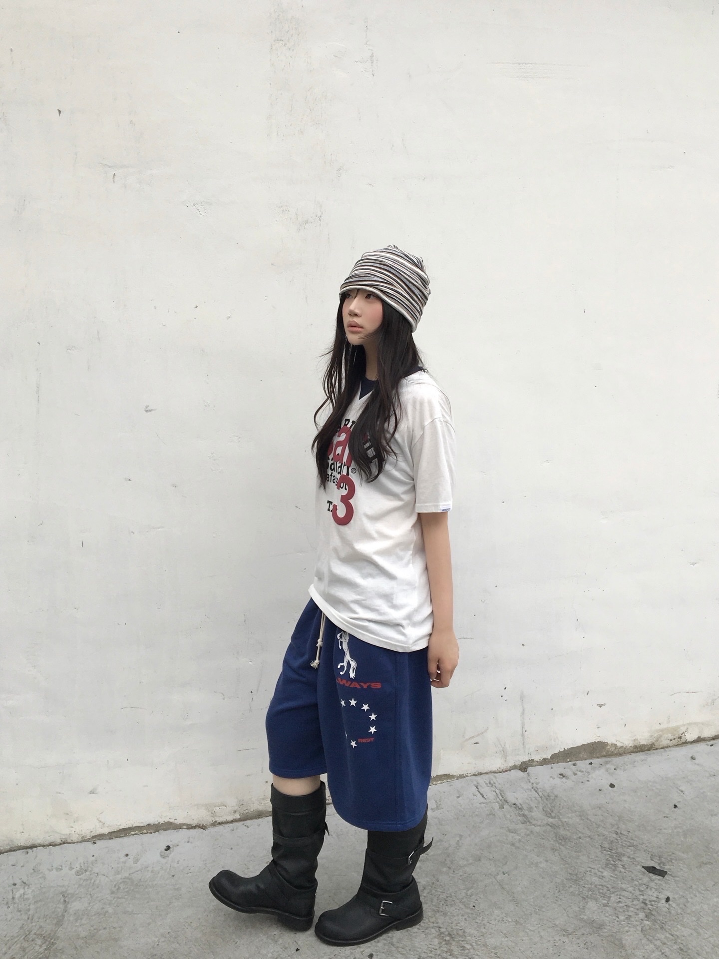 AMOU Horse One Tuck Bermuda Pants Blue, [예약 배송][KREAM 단독] Safarispot Roux Base School Club Tee White 착용 스타일 - 1