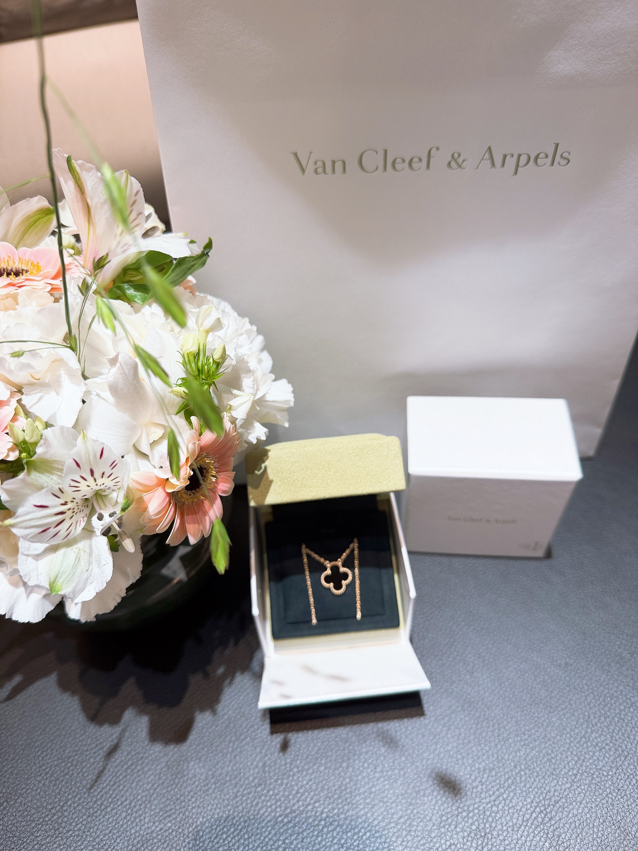 (W) Van Cleef & Arpels Vintage Alhambra Pendant Yellow Gold Onyx 착용 스타일