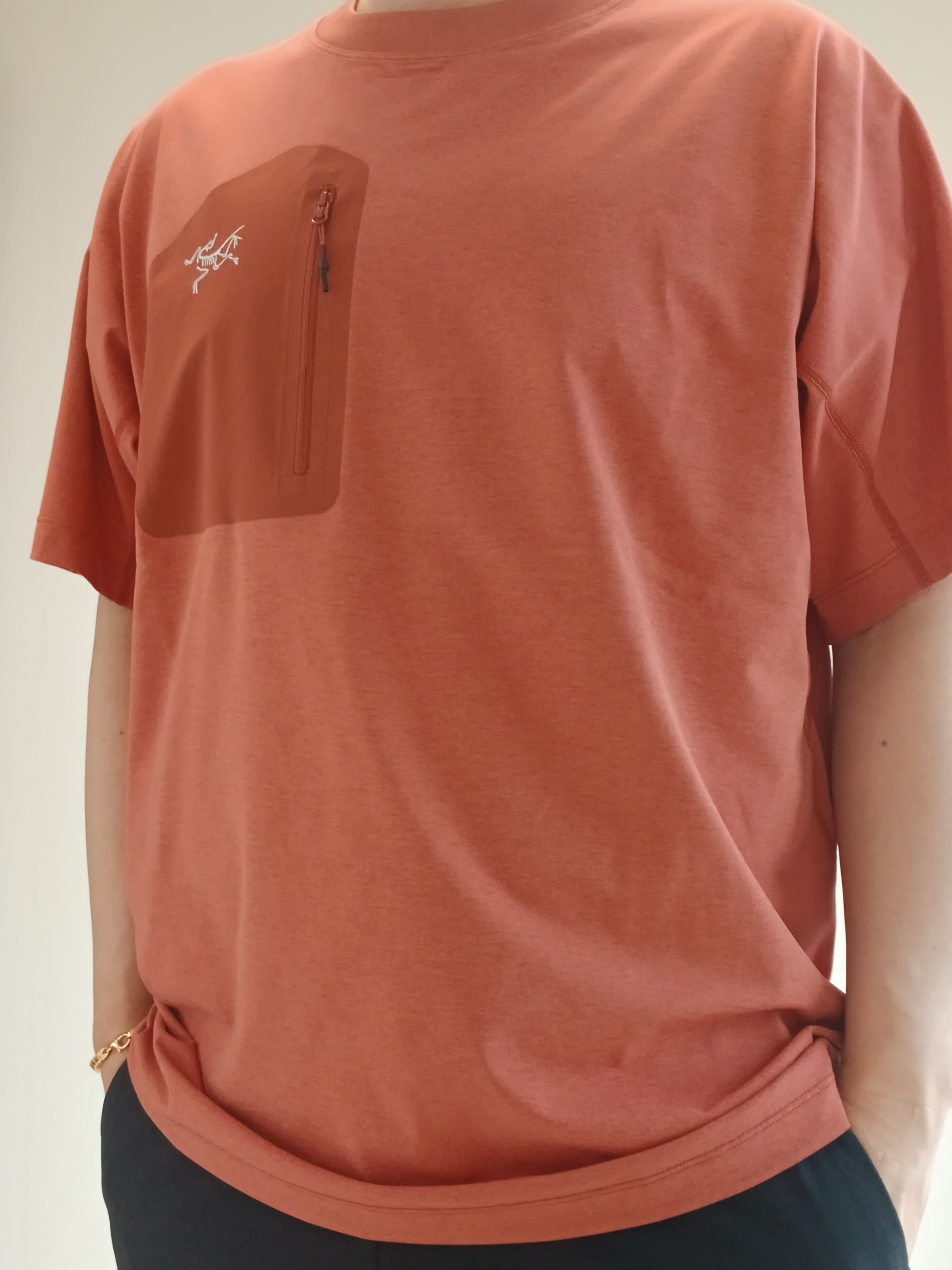 Arc'teryx Konseal Pocket SS T-Shirt Stone Red Dk Stone 착용 스타일 - 6