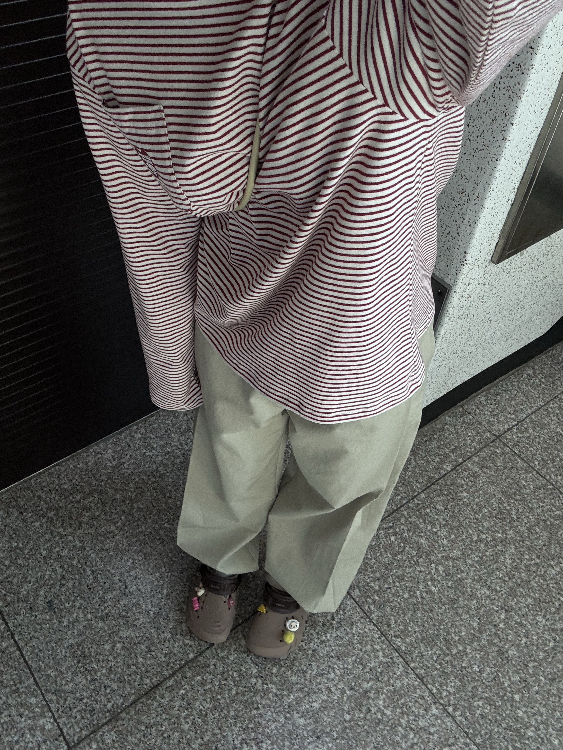 Crocs Echo Clog Latte 착용 스타일 - 5