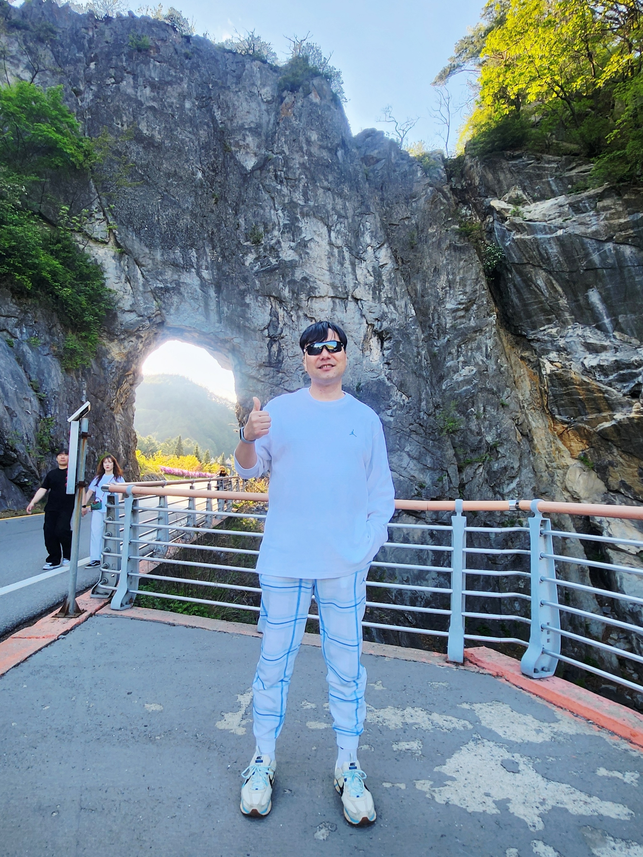 Jordan Essential Long Sleeve T-Shirt White Legend Blue, (W) Nike Zoom Vomero 5 PRM Designed by Japan 착용 스타일