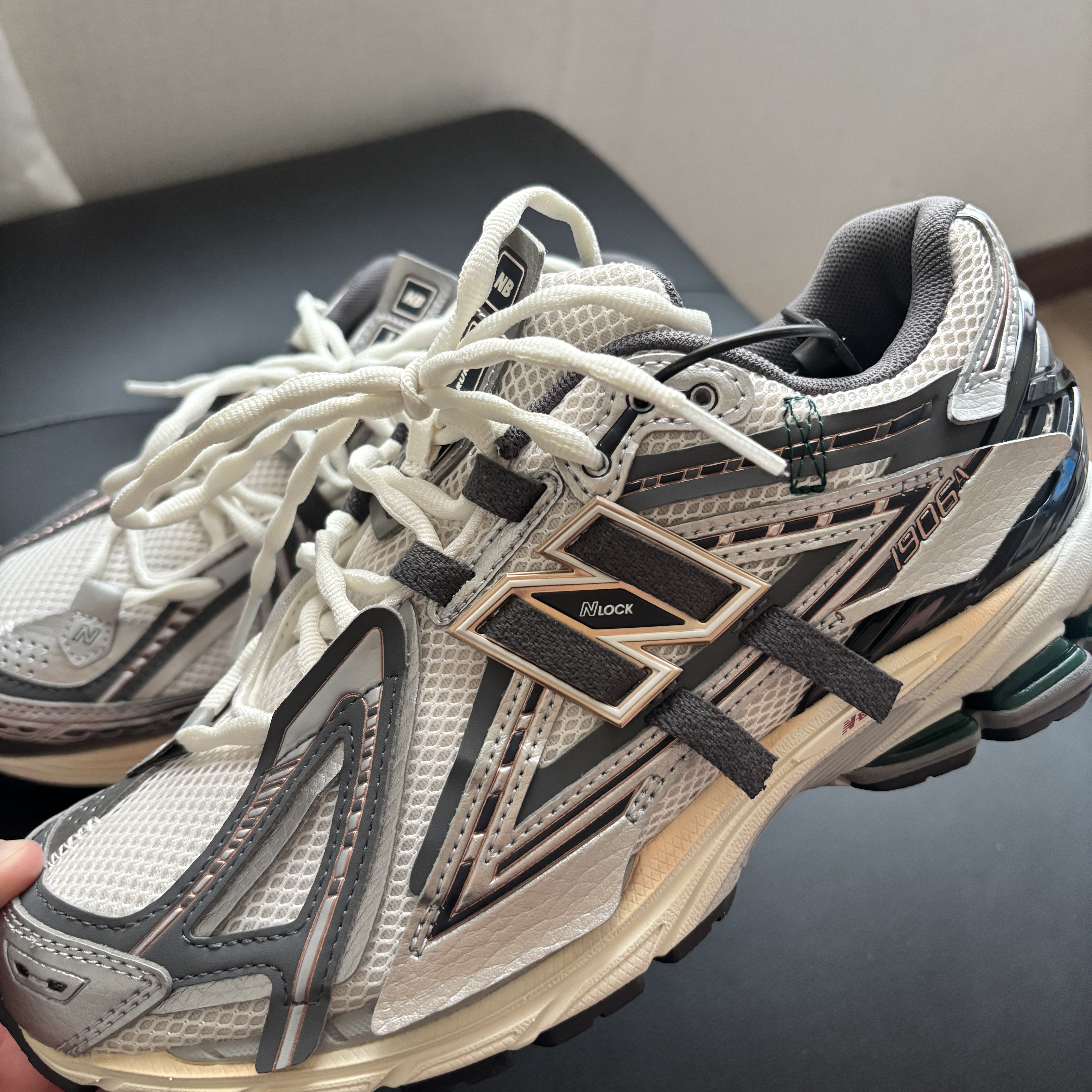New Balance 1906A Silver Metallic Castlerock 착용 스타일
