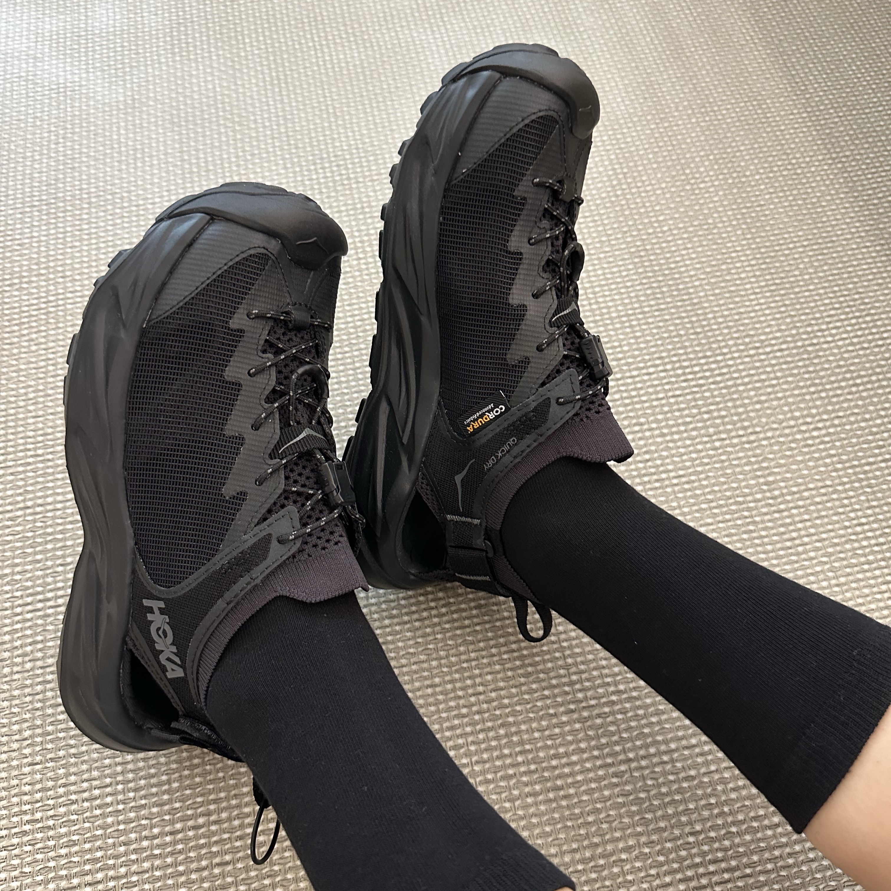 (W) Hoka Hopara 2 Black 착용 스타일 - 1
