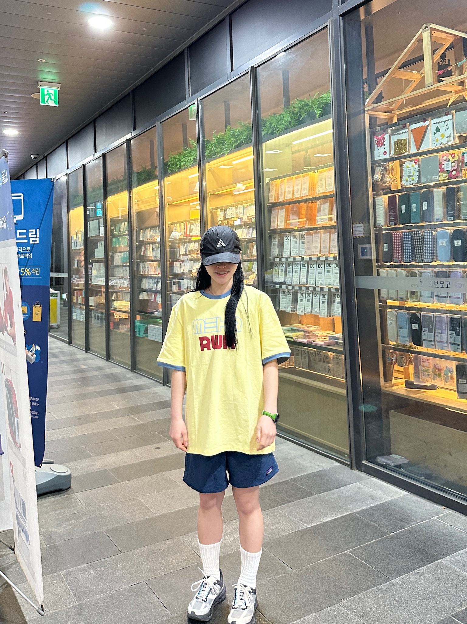On Running Cloudsurfer Next Lumos Black Dew, [KREAM 단독] RWR x MEHR Ringer T-Shirt Yellow 착용 스타일 - 1