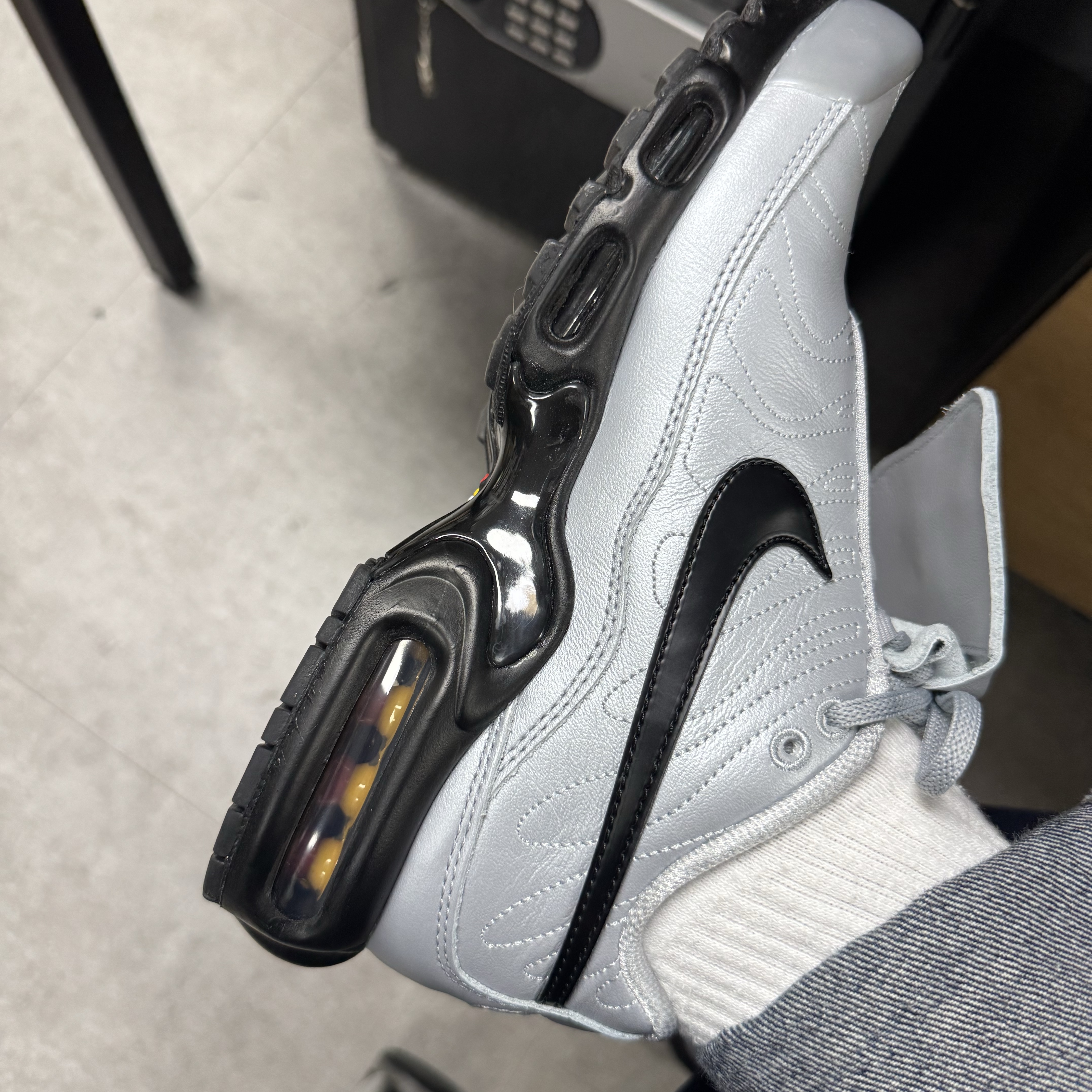 Nike Air Max Plus TNPO Wolf Grey and Black 착용 스타일 - 1