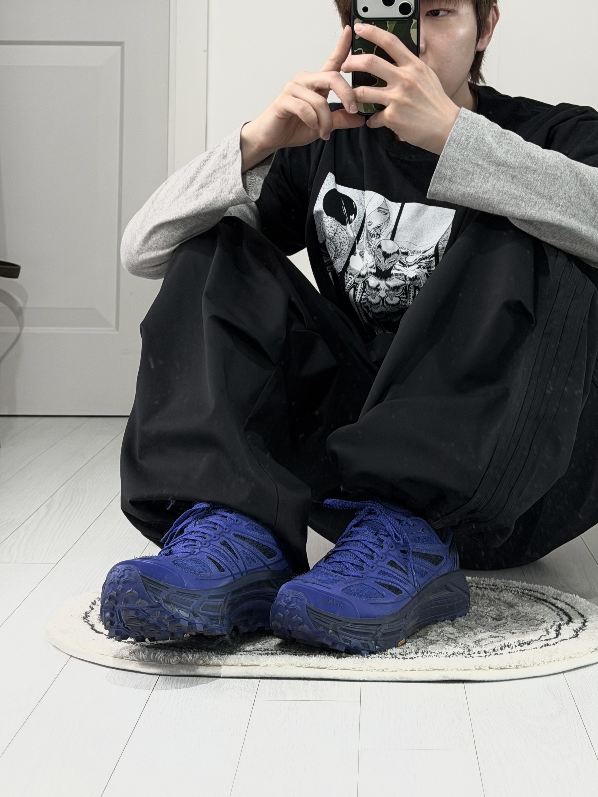 Hoka x Xlim Mafate Speed 2 TS Cobalt Blue, Uniqlo UT x Berserk Manga Curation Graphic T-Shirt B Black - KR 착용 스타일 - 2