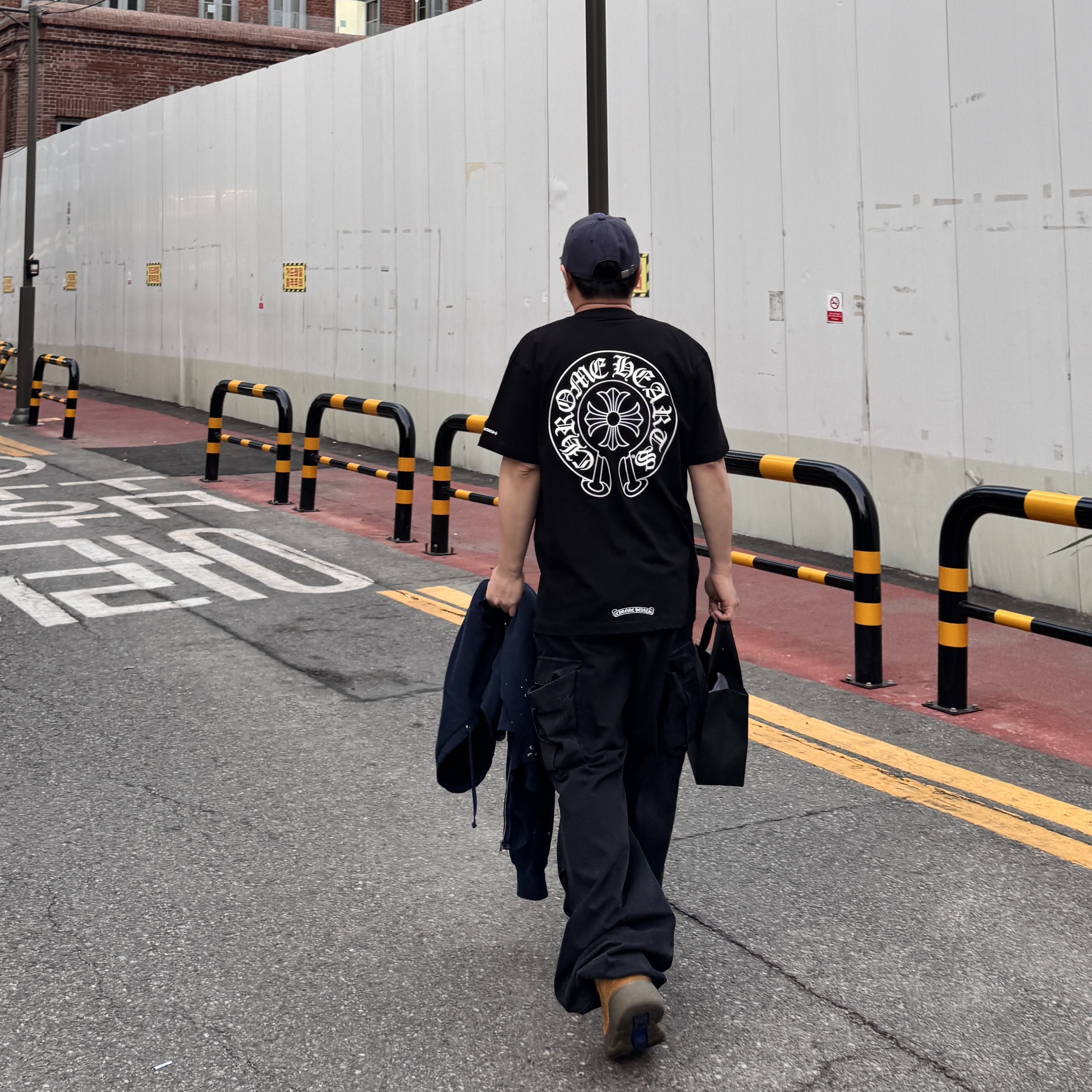 Chrome Hearts Horseshoe Logo Pocket T-Shirt Black, Human Made 6 Panel Twill Cap Navy 착용 스타일