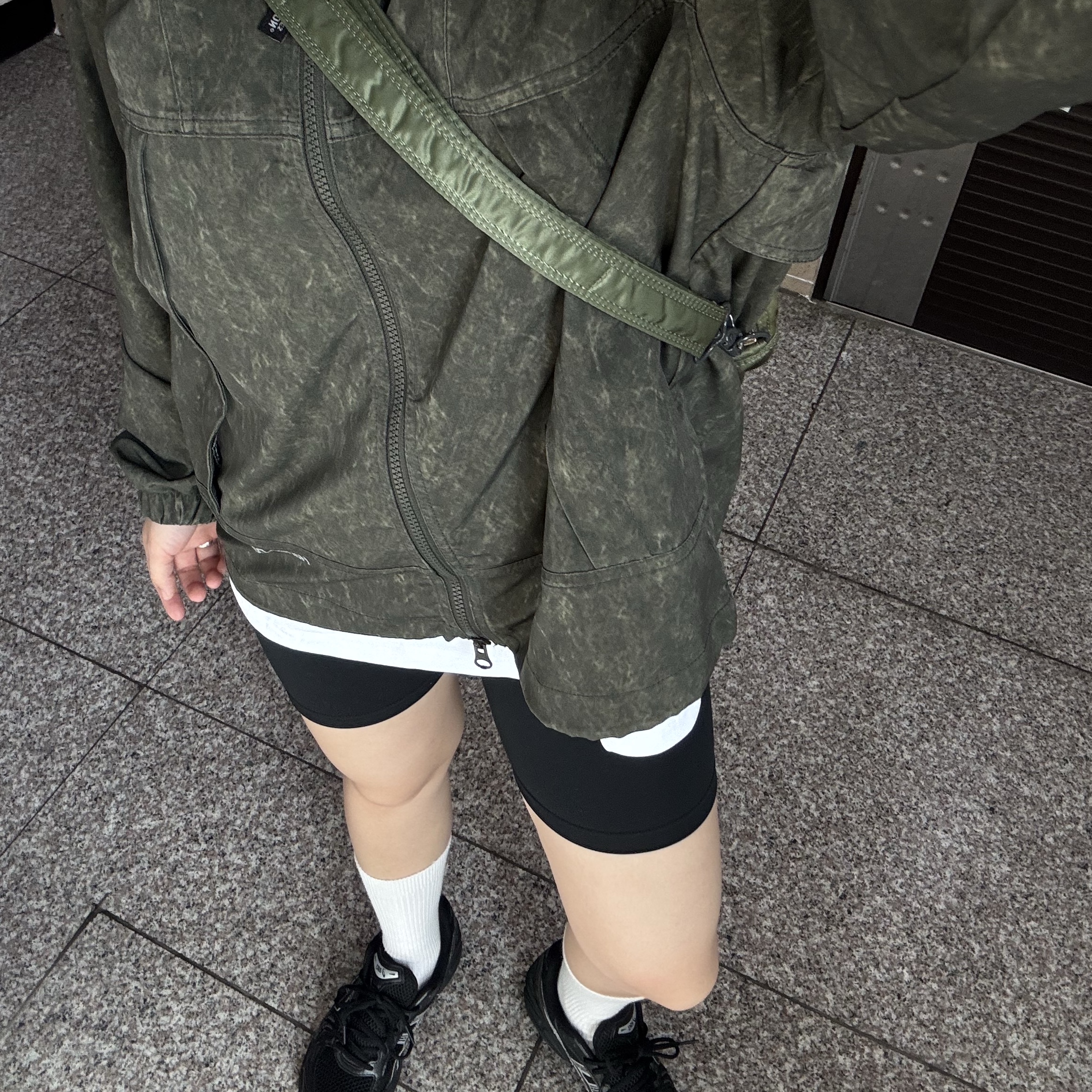 Porter Tanker Shoulder Bag Sage Green, Asics Gel-Kayano 14 Black Pure Silver 착용 스타일 - 6