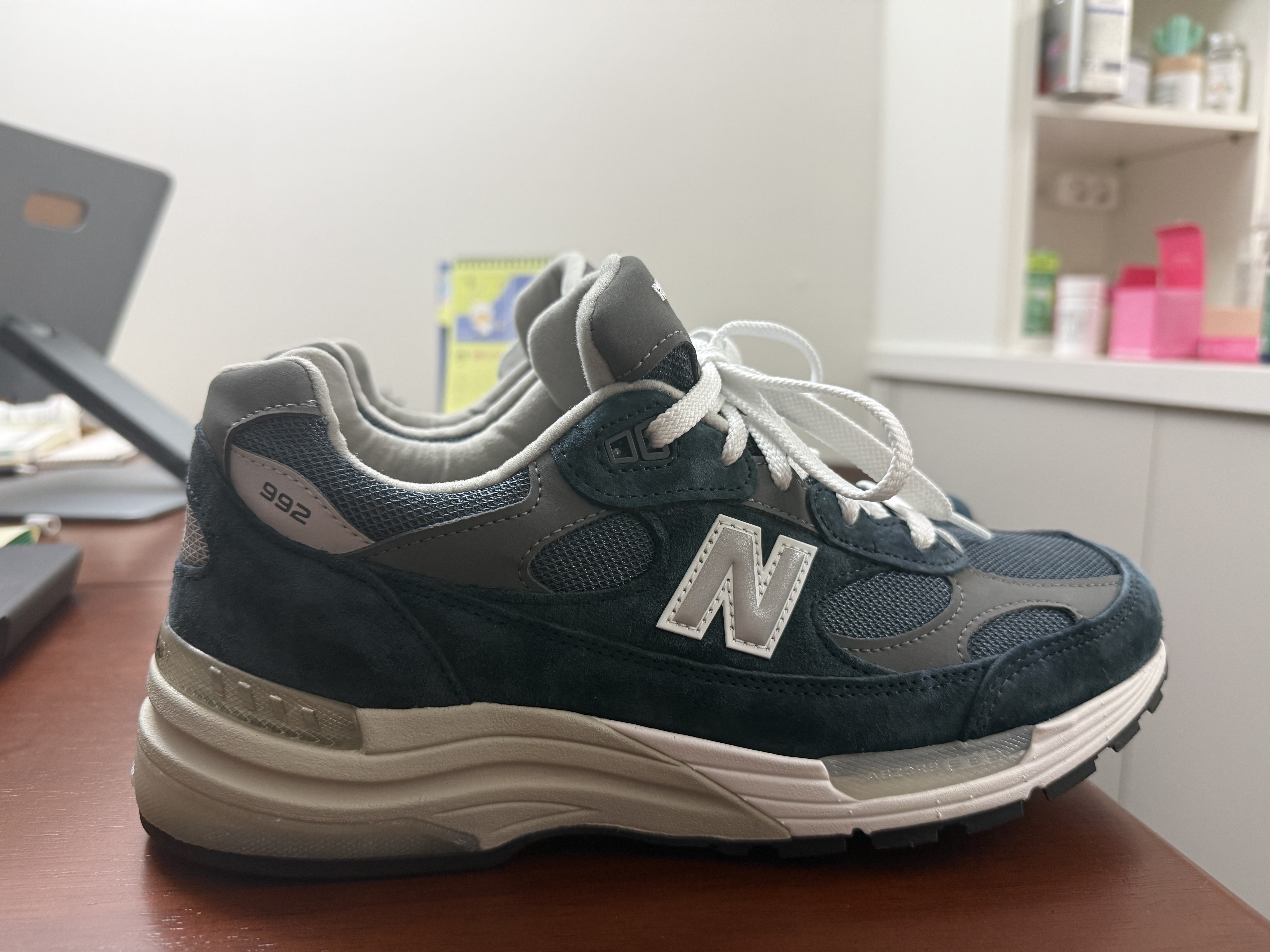 New Balance 992 Made in USA Core Navy 착용 스타일 - 2