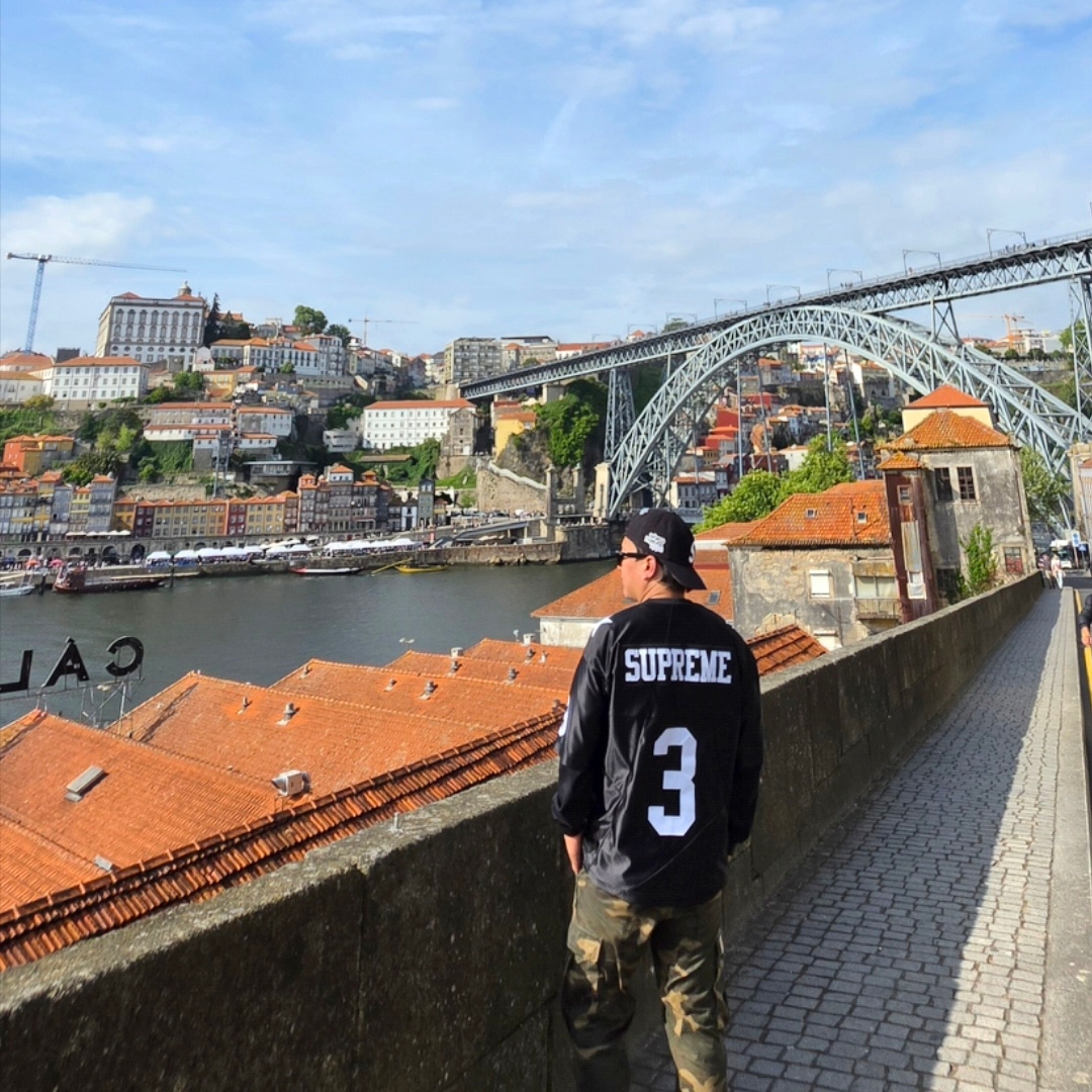 Supreme Star Football Jersey Black - 24FW, Supreme World Famous S Logo 6-Panel Black 착용 스타일 - 1