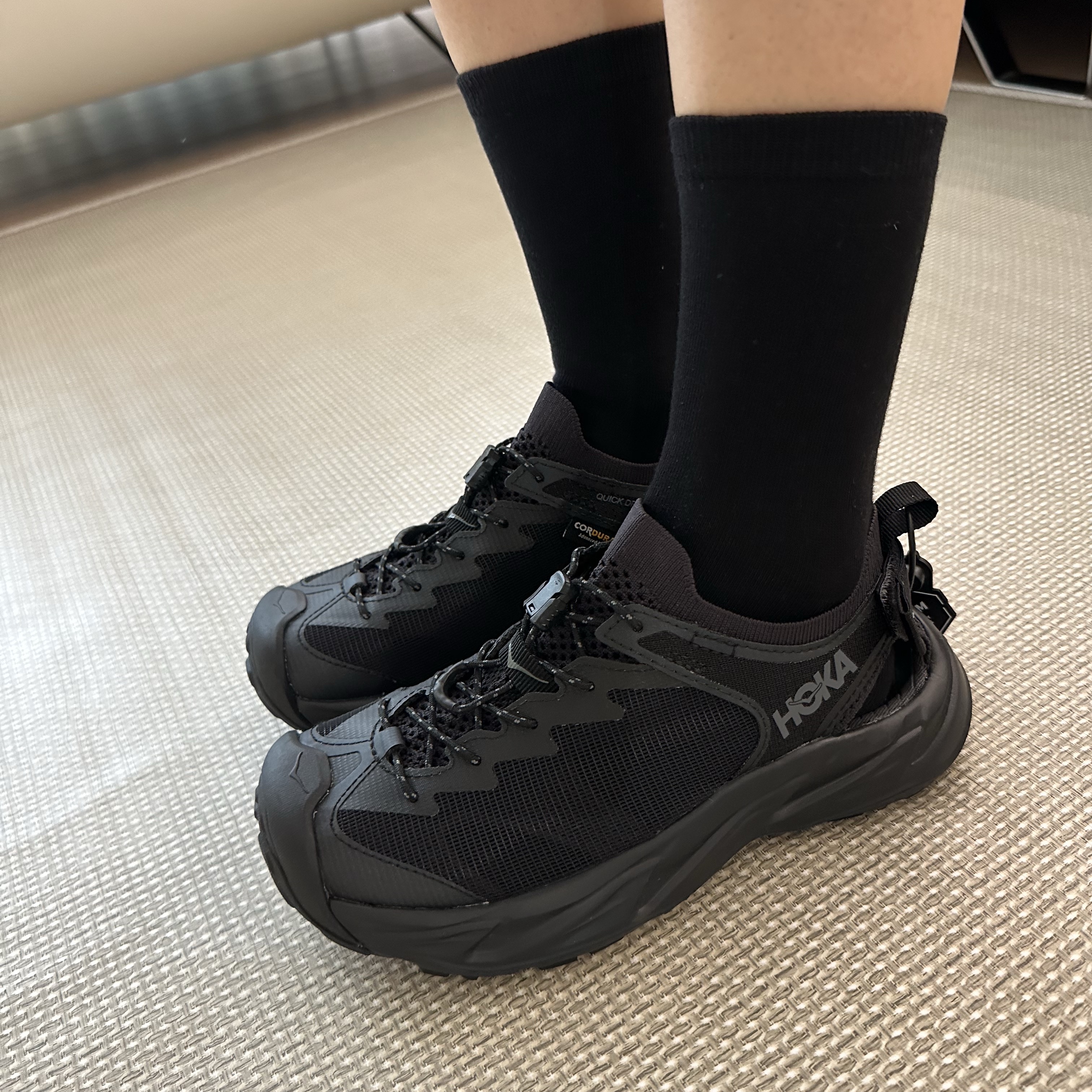 (W) Hoka Hopara 2 Black 착용 스타일 - 2