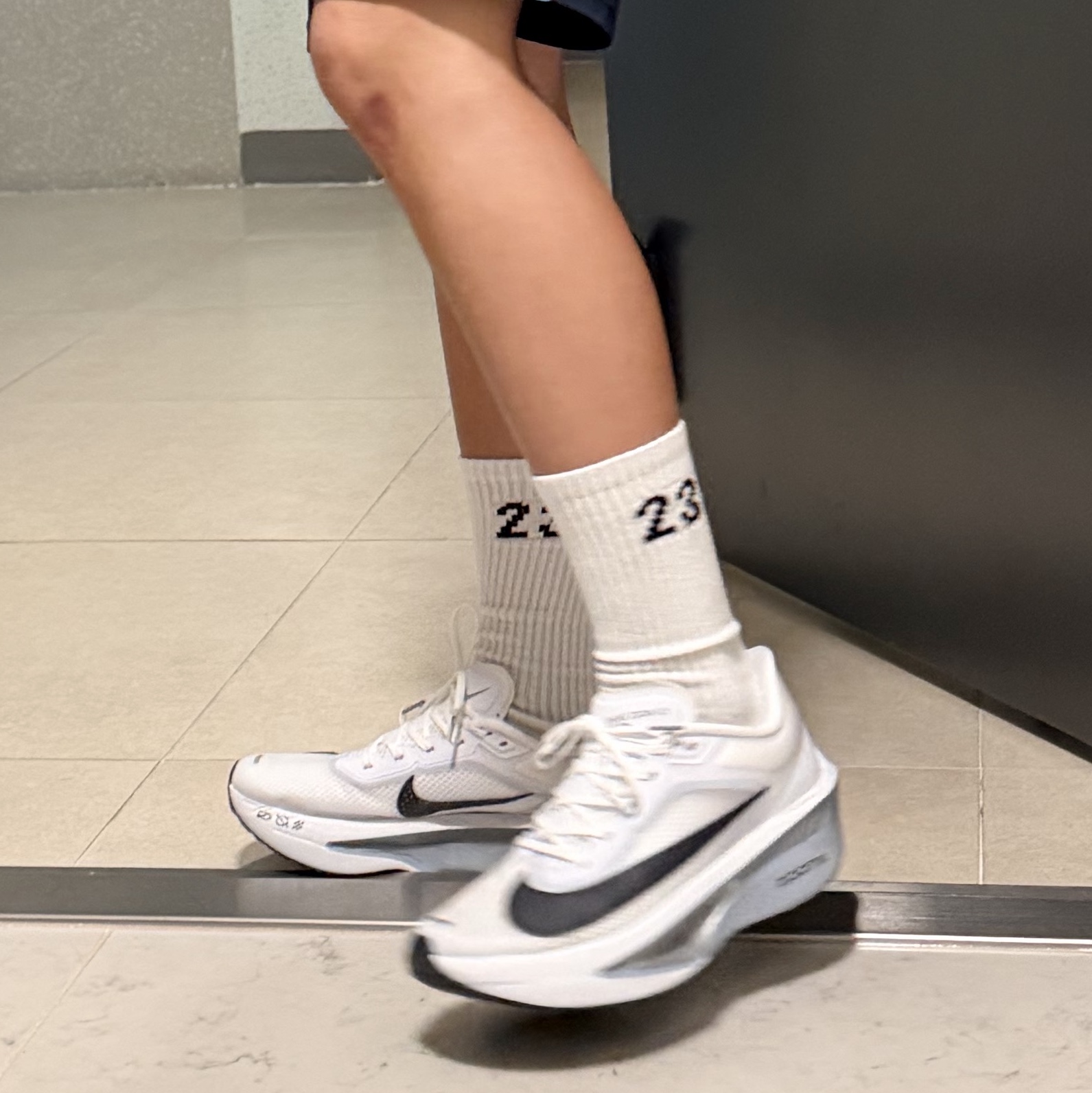 Nike Zoom Fly 6 White Pure Platinum 착용 스타일 - 3