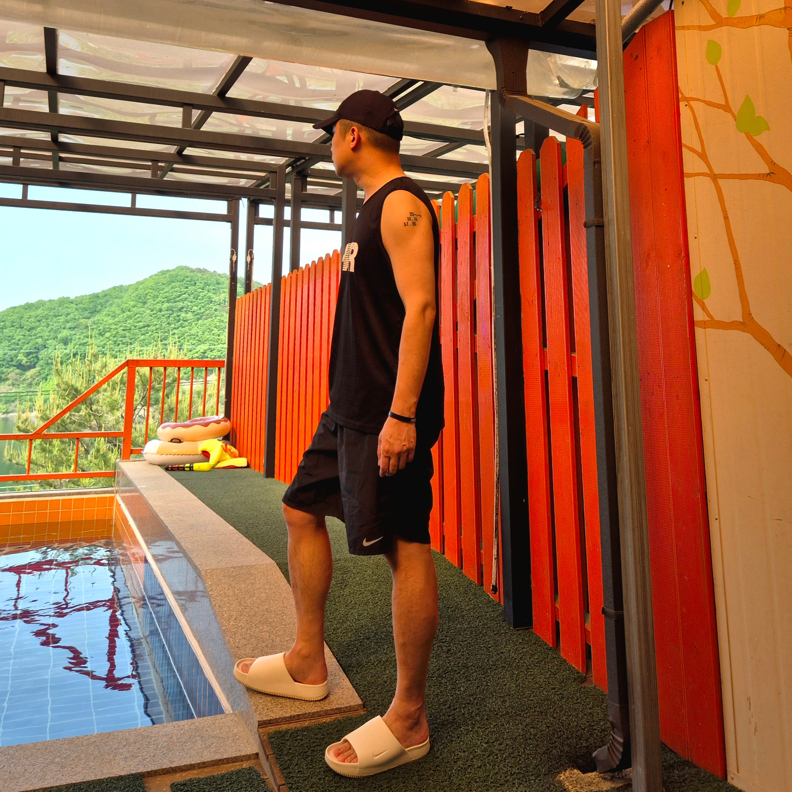 [KREAM 단독] runwhither Singlet Black, Nike Dri-Fit Adv Club Unstructured Swoosh Cap Black 착용 스타일 - 3