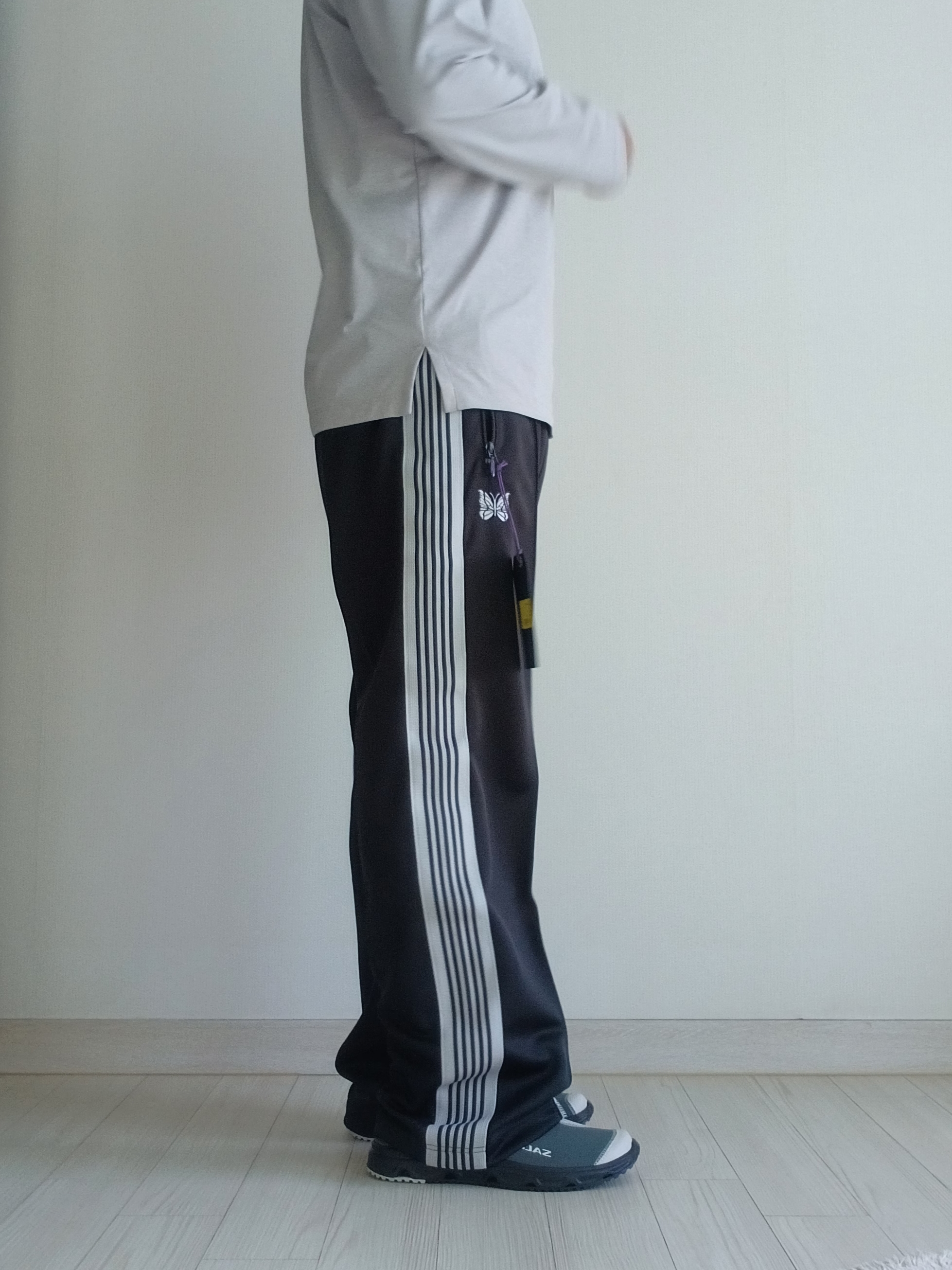 Needles Track Pant Poly Smooth Charcoal, Salomon RX Slide 3.0 Urban Chic Lunar Rock 착용 스타일 - 5