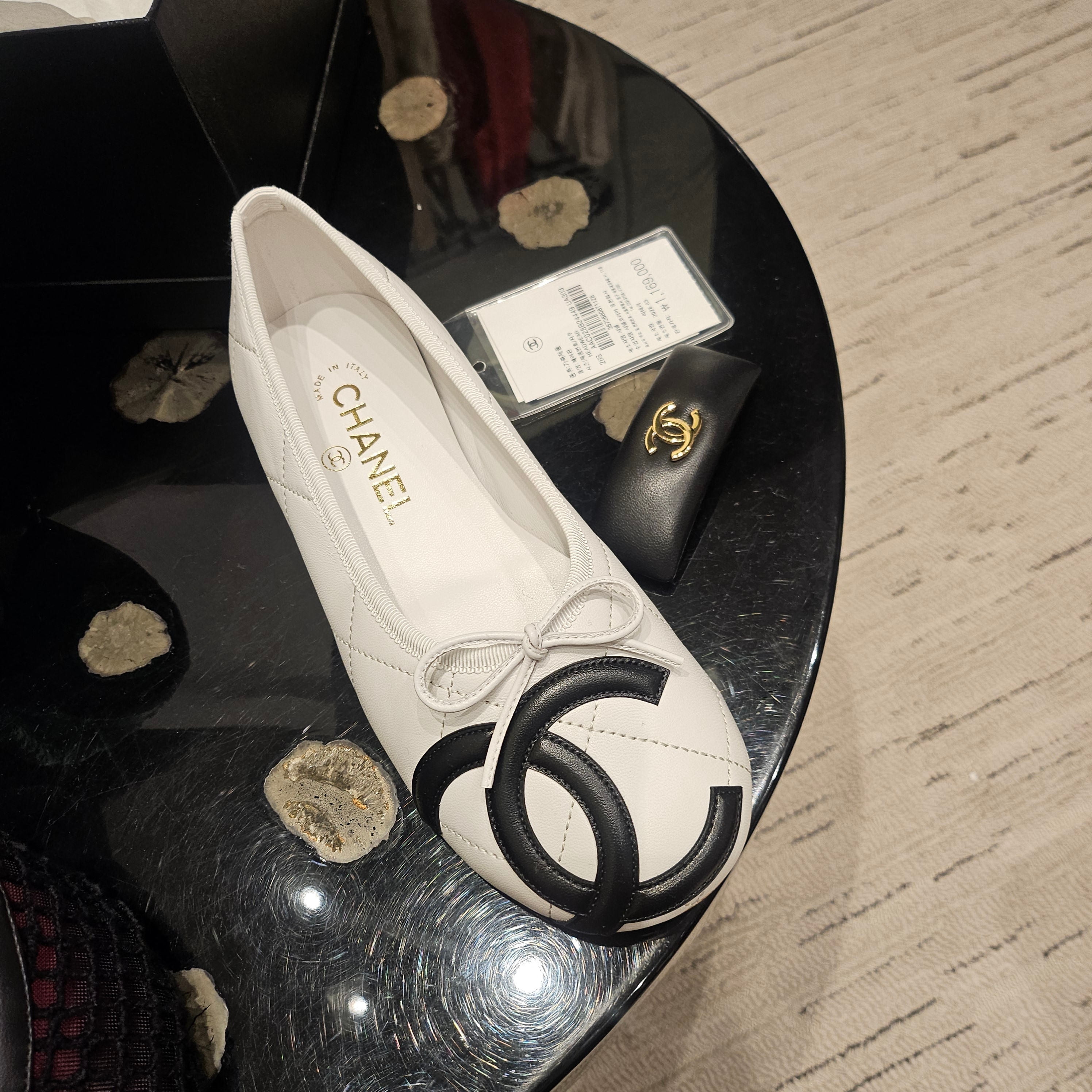 (W) Chanel Ballet Flats Lambskin & White Black The Chanel Coco Beach Collection 착용 스타일