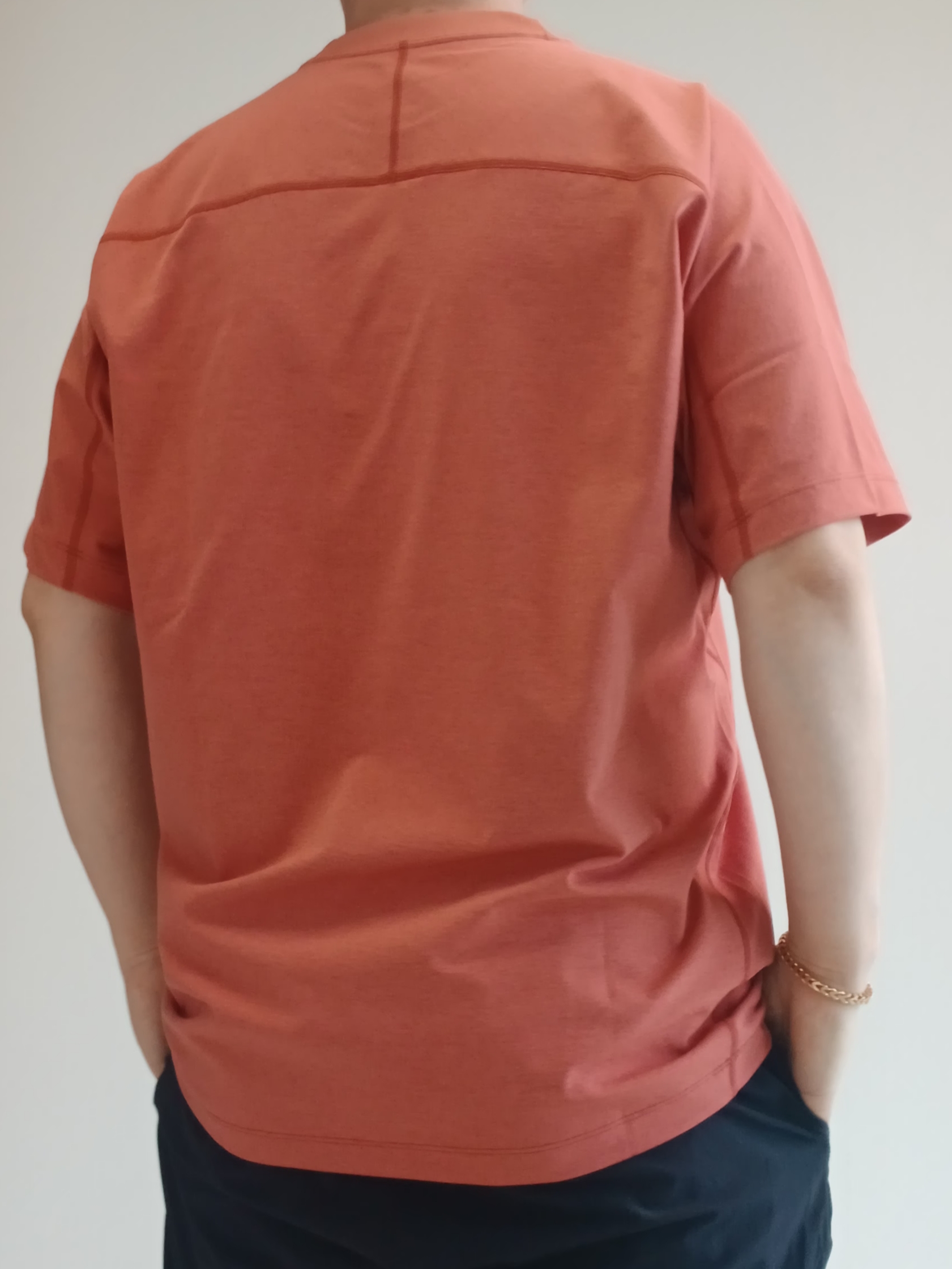 Arc'teryx Konseal Pocket SS T-Shirt Stone Red Dk Stone 착용 스타일 - 4