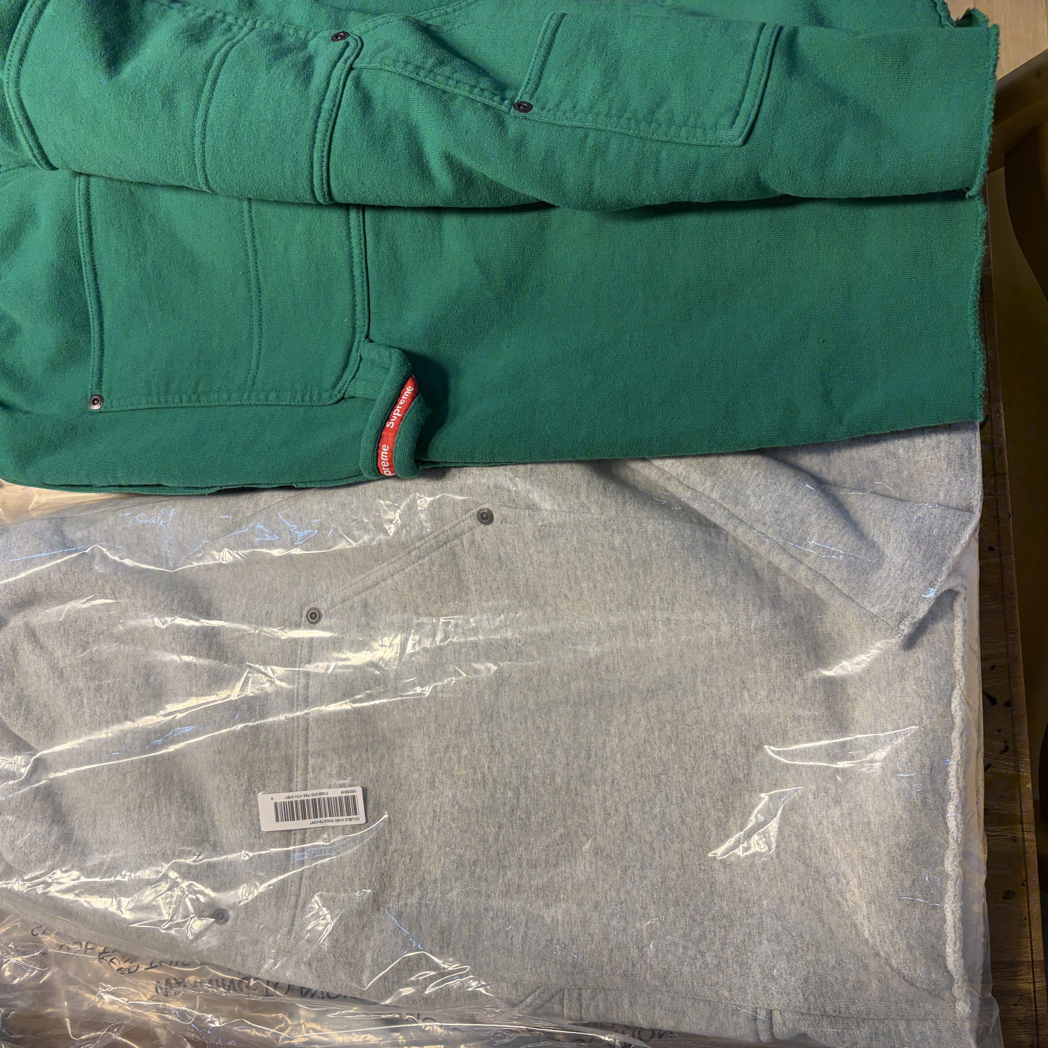 Supreme Double Knee Painter Sweatshort Green - 26SS, Supreme Double Knee Painter Sweatshort Heather Grey - 26SS 착용 스타일