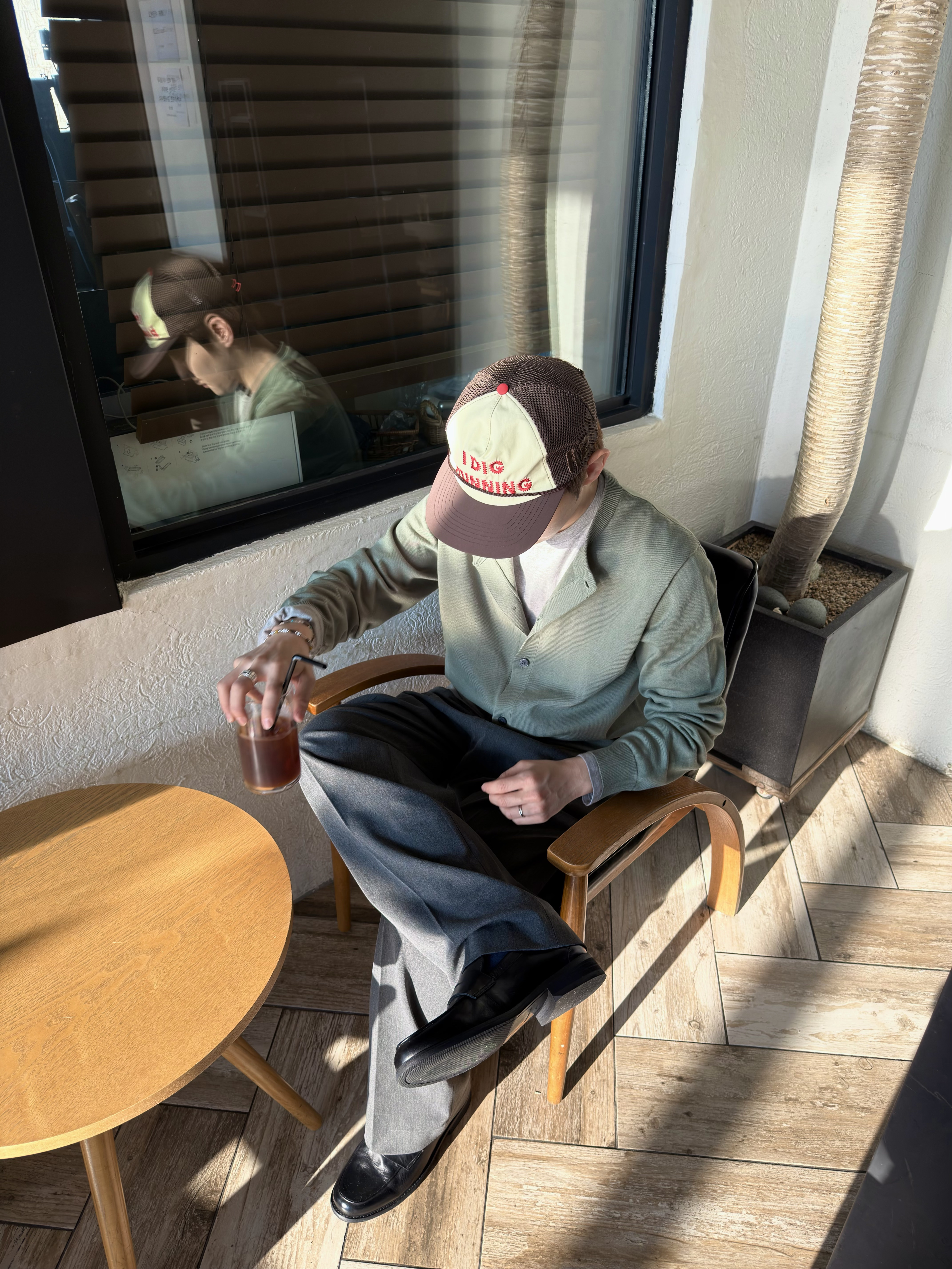 Alex Zono I Dig Running Trucker Hat OG Brown, Auralee Ultra Fine Tropical Wool Two Tuck Slacks Top Charcoal - 26SS 착용 스타일 - 1