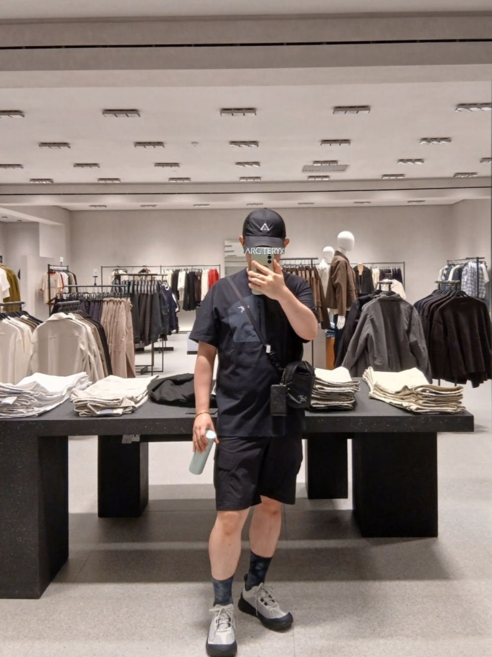 Arc'teryx Konseal Pocket SS T-Shirt Black Grey, Arc'teryx Konseal Pocket T-Shirt Black Grey 착용 스타일 - 2