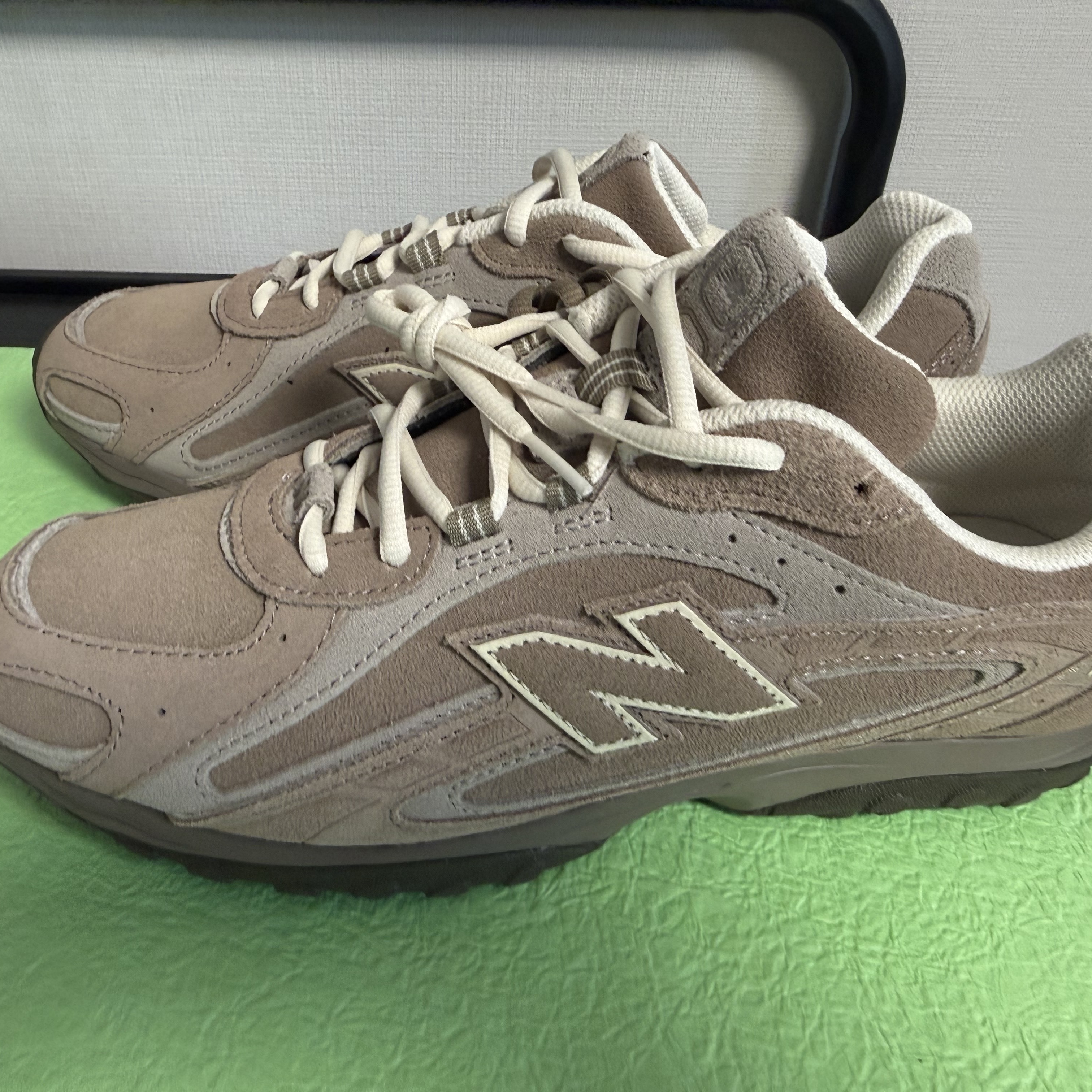 New Balance 204L Suede Mushroom Arid Stone 착용 스타일 - 4