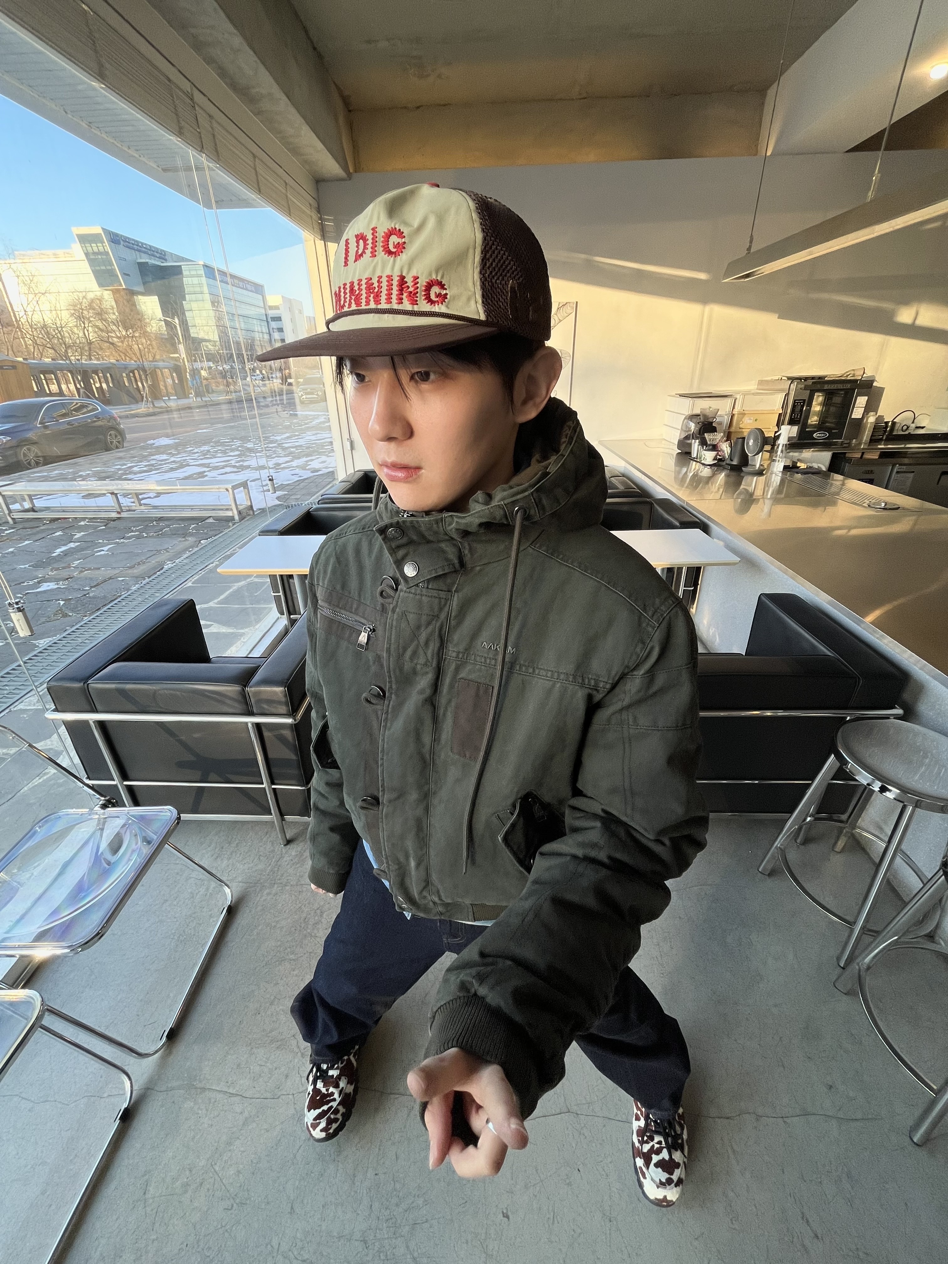 Alex Zono I Dig Running Trucker Hat OG Brown 착용 스타일 - 3