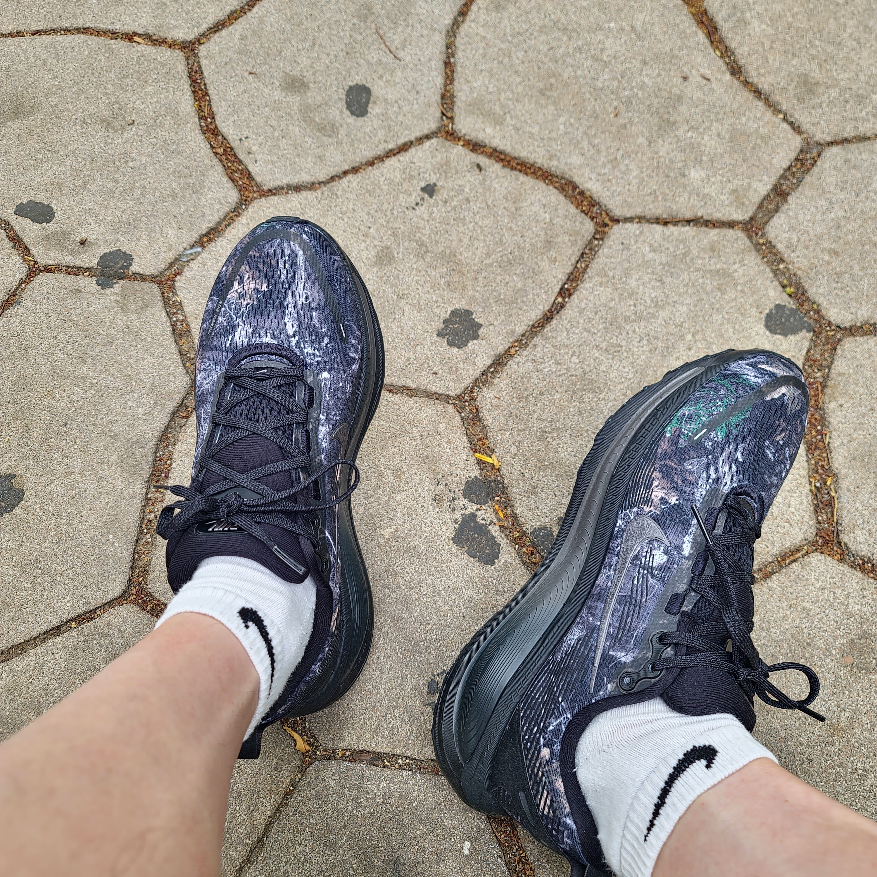 Nike Vomero 18 Realtree Camo Black Dark Smoke Grey 착용 스타일 - 1