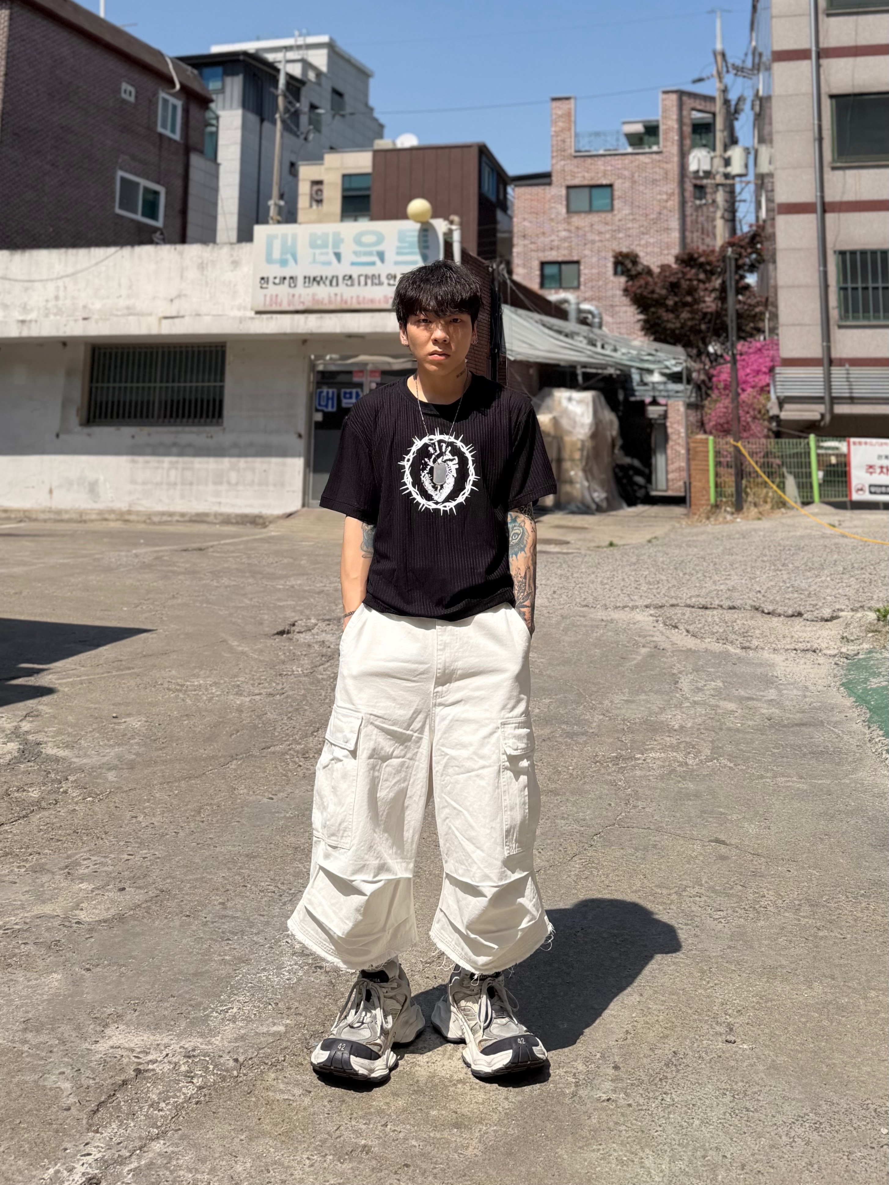 Balenciaga Cargo Sneakers White Grey 착용 스타일 - 3