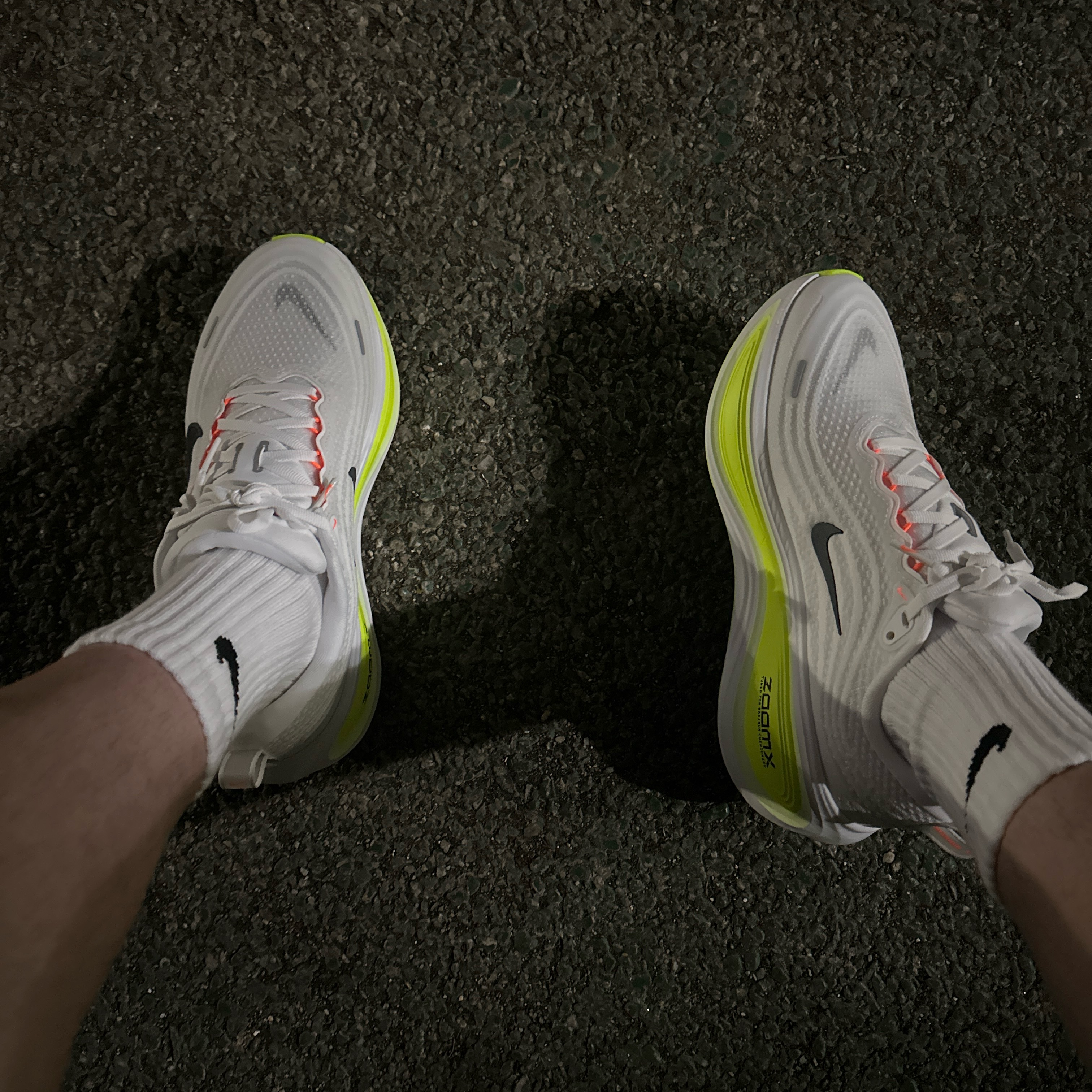 Nike Vomero Plus White Volt 착용 스타일