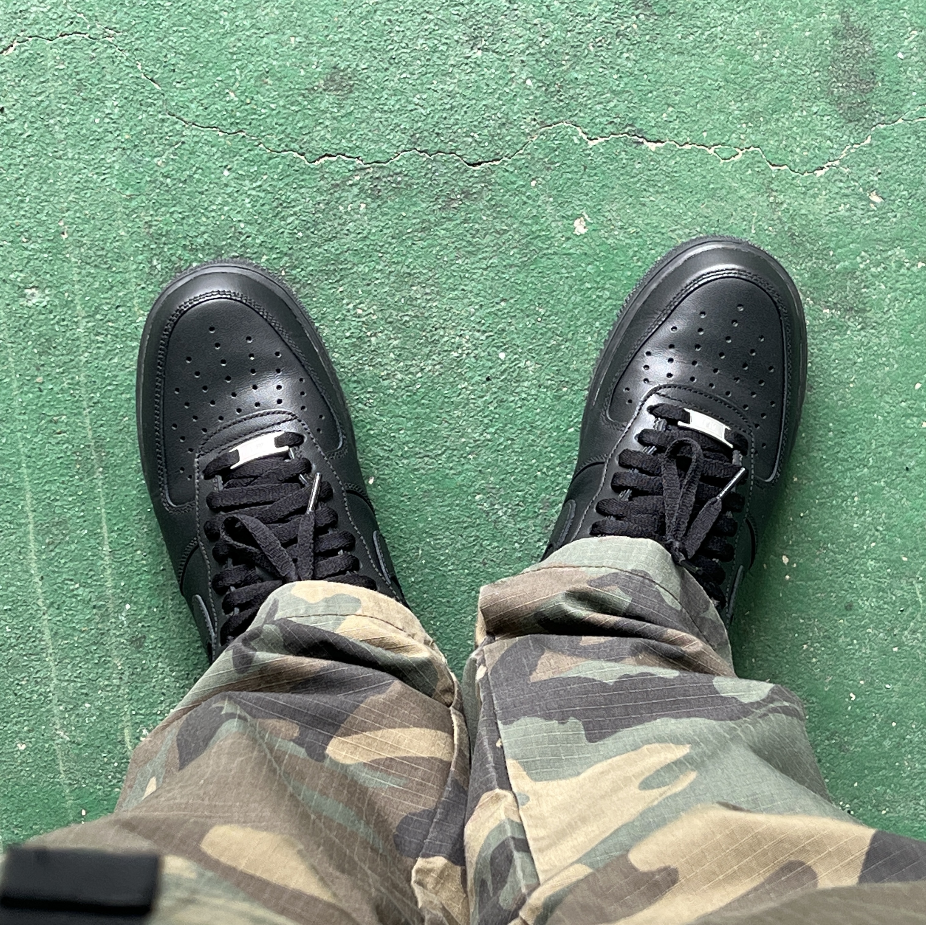 Nike Air Force 1 '07 Low Triple Black 착용 스타일 - 1