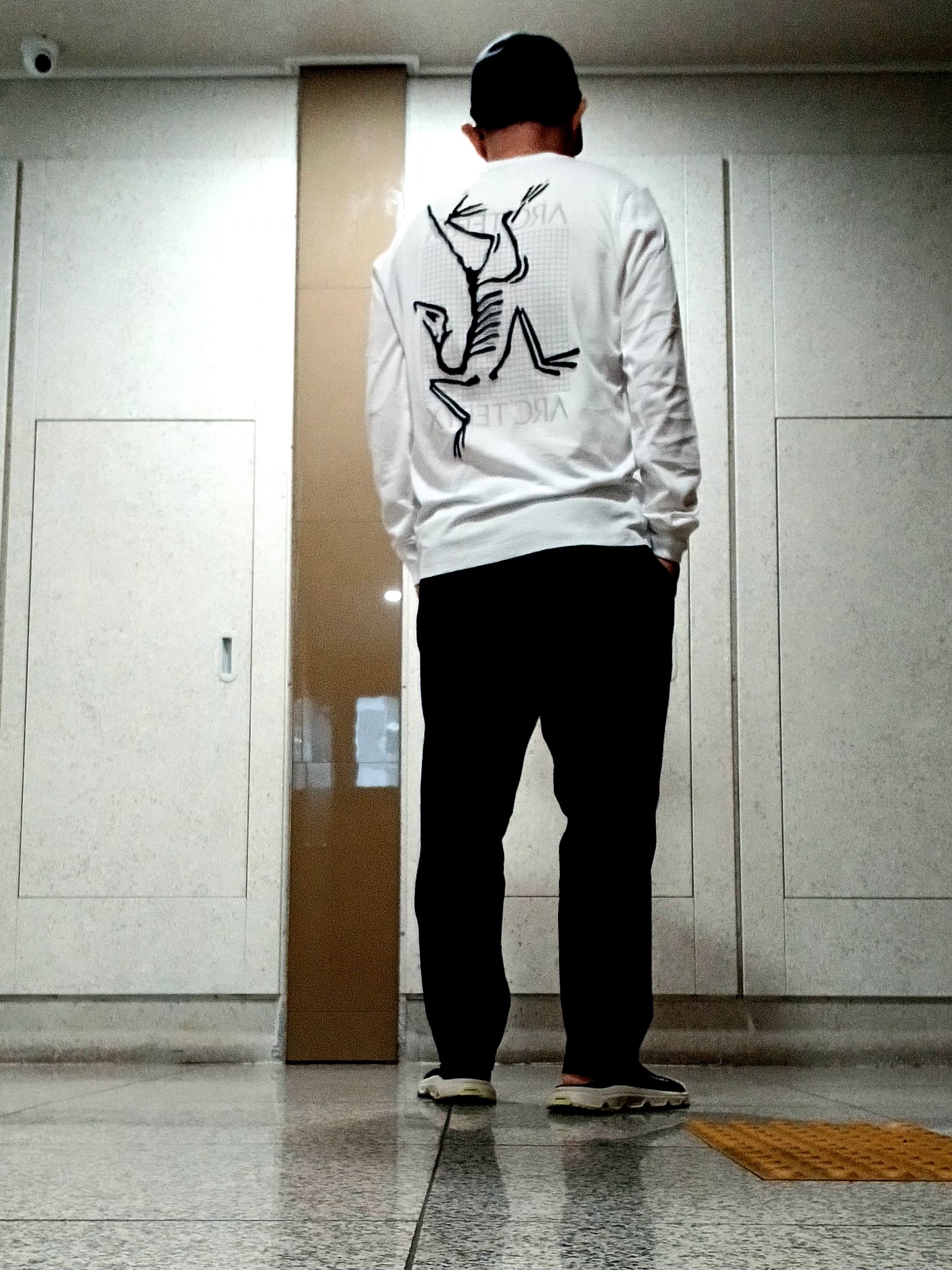 Lululemon Rulu Fleece Jogger Regular Black, Salomon RX Slide 3.0 Black Plum Kitten 착용 스타일 - 1