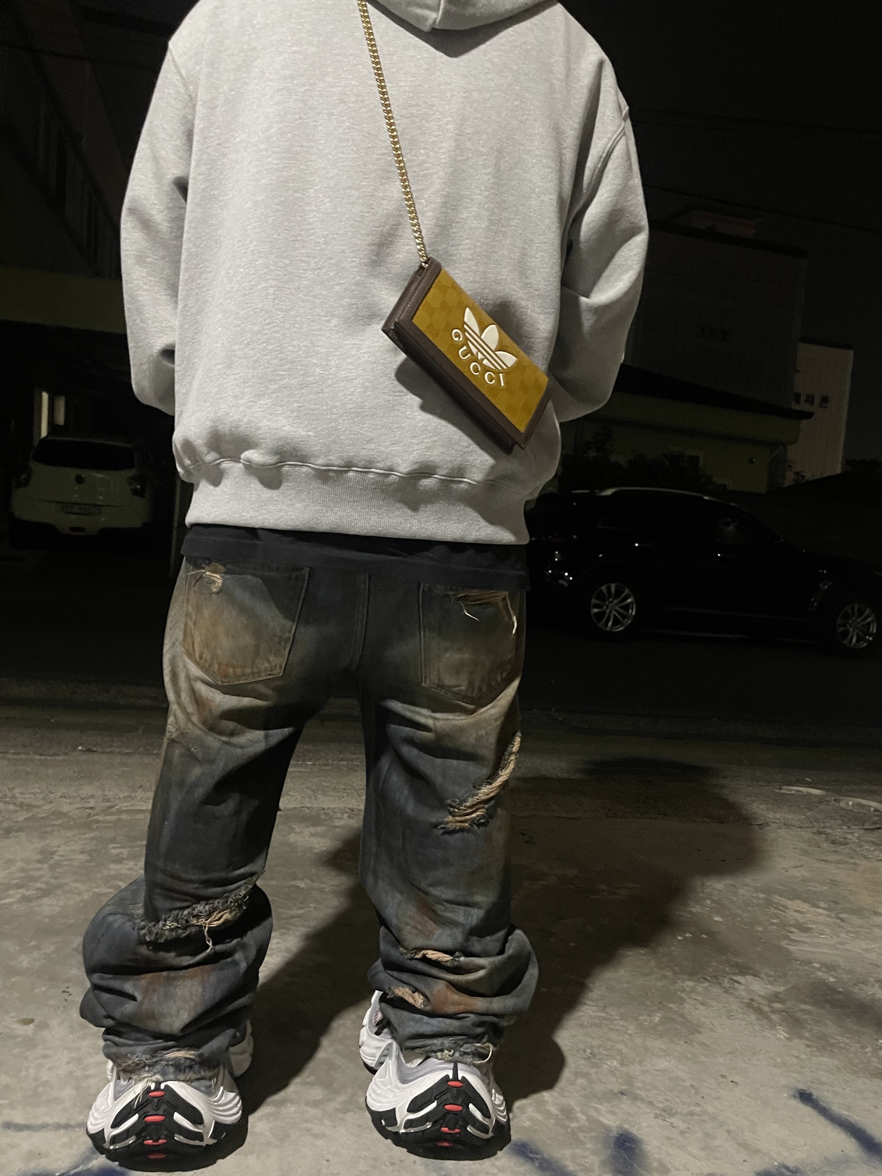 Gucci Metal Double G Brooch Crystal, Gucci x Adidas Chain Wallet Beige Brown 착용 스타일 - 1