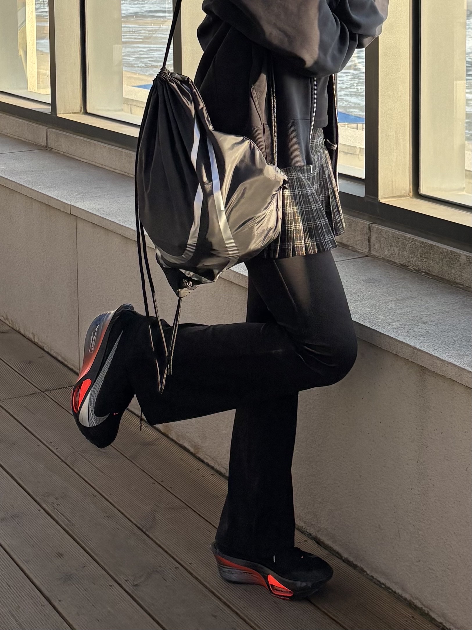 Nike Air Zoom Alphafly Next% 3 Black Bright Crimson 착용 스타일 - 3
